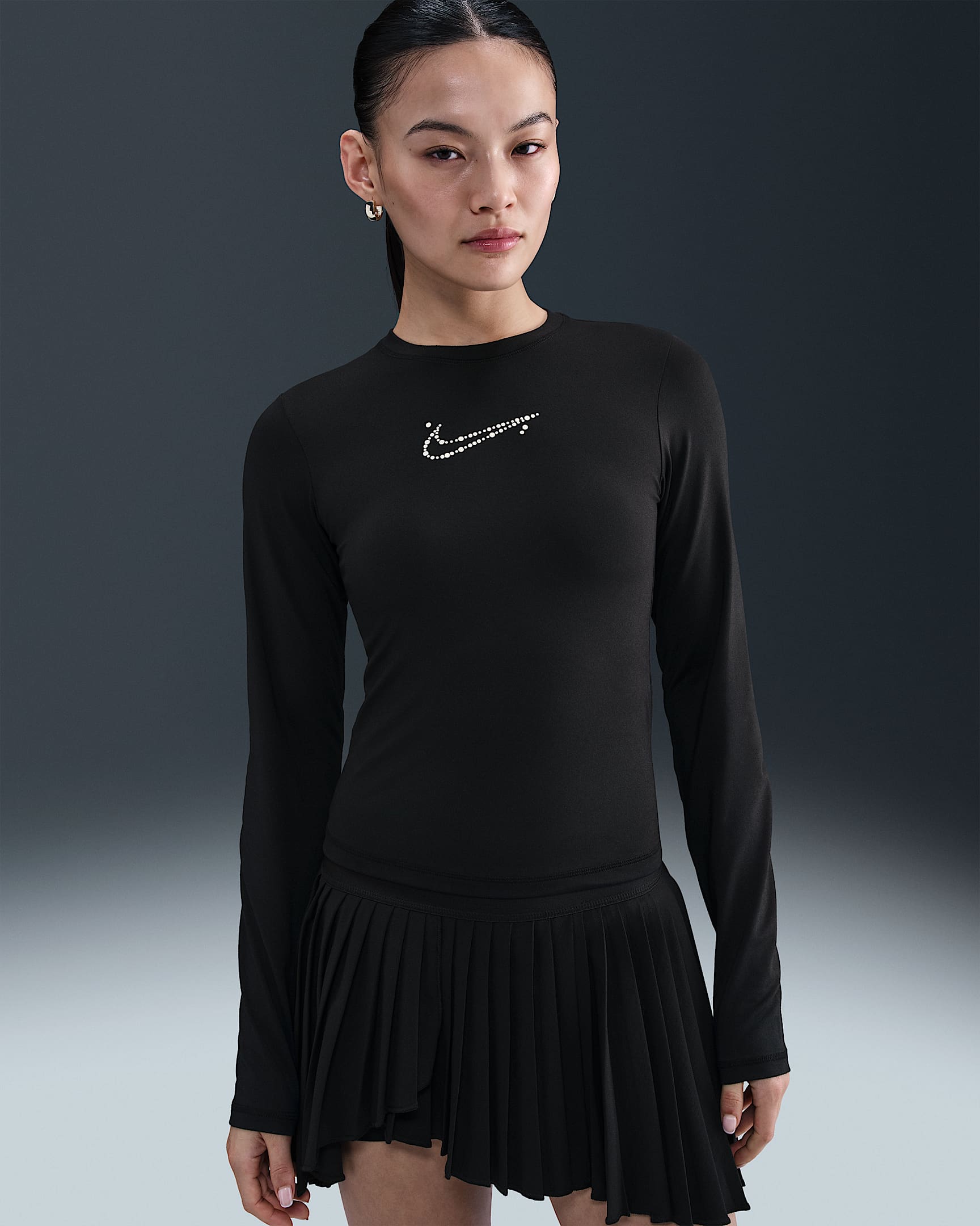Skrócony damski T-shirt z długim rękawem o przylegającym kroju Nike Sportswear - Czerń