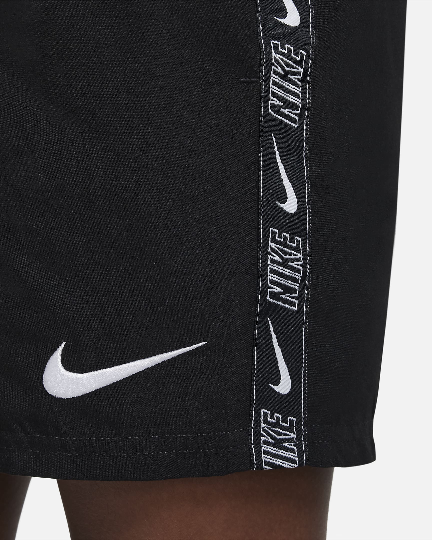 Plavecké 10cm kraťasy Nike pro větší děti (chlapce) - Černá/Bílá