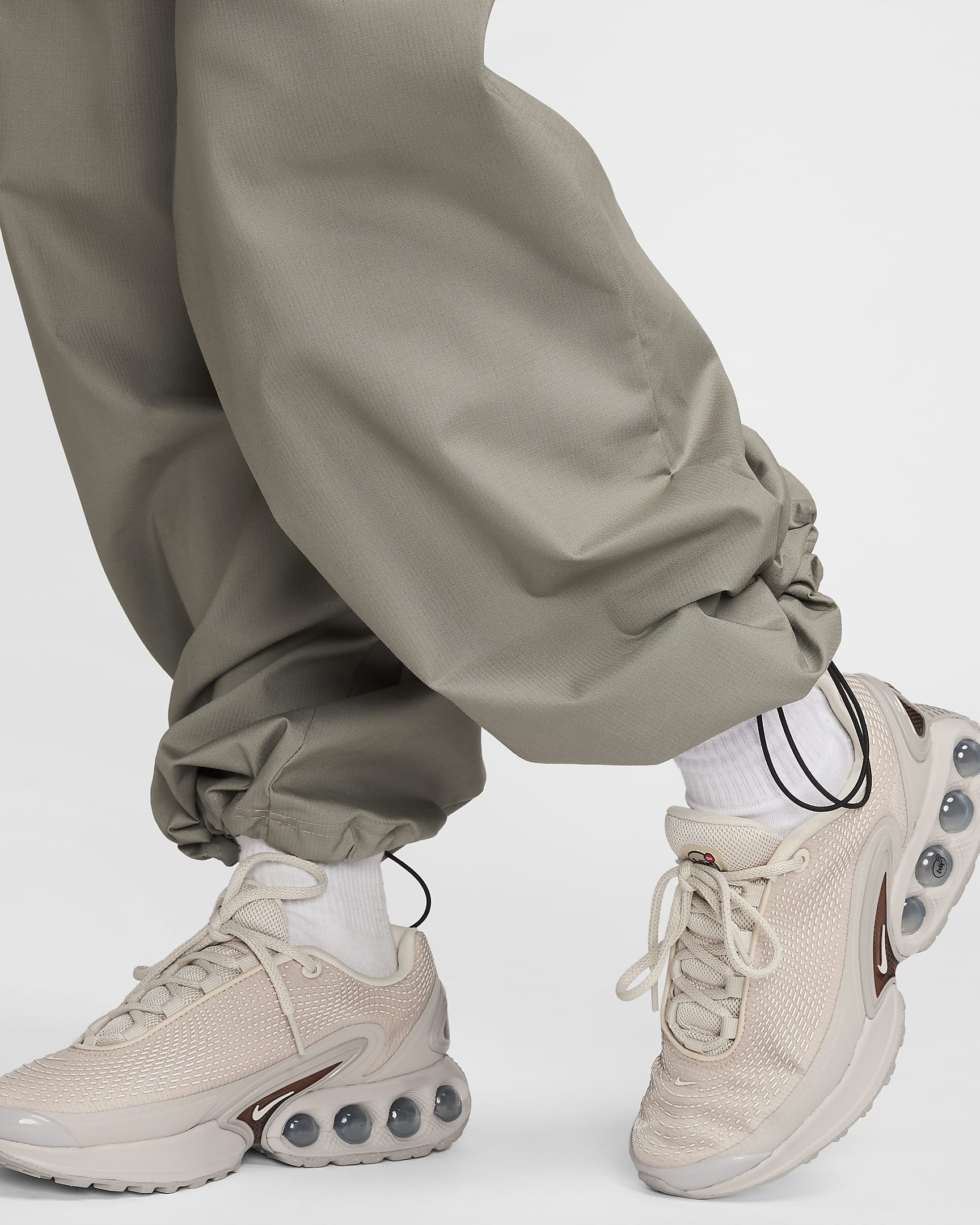 Nike Sportswear Everything Wovens cargobroek met halfhoge taille voor dames - Light Army/Zwart