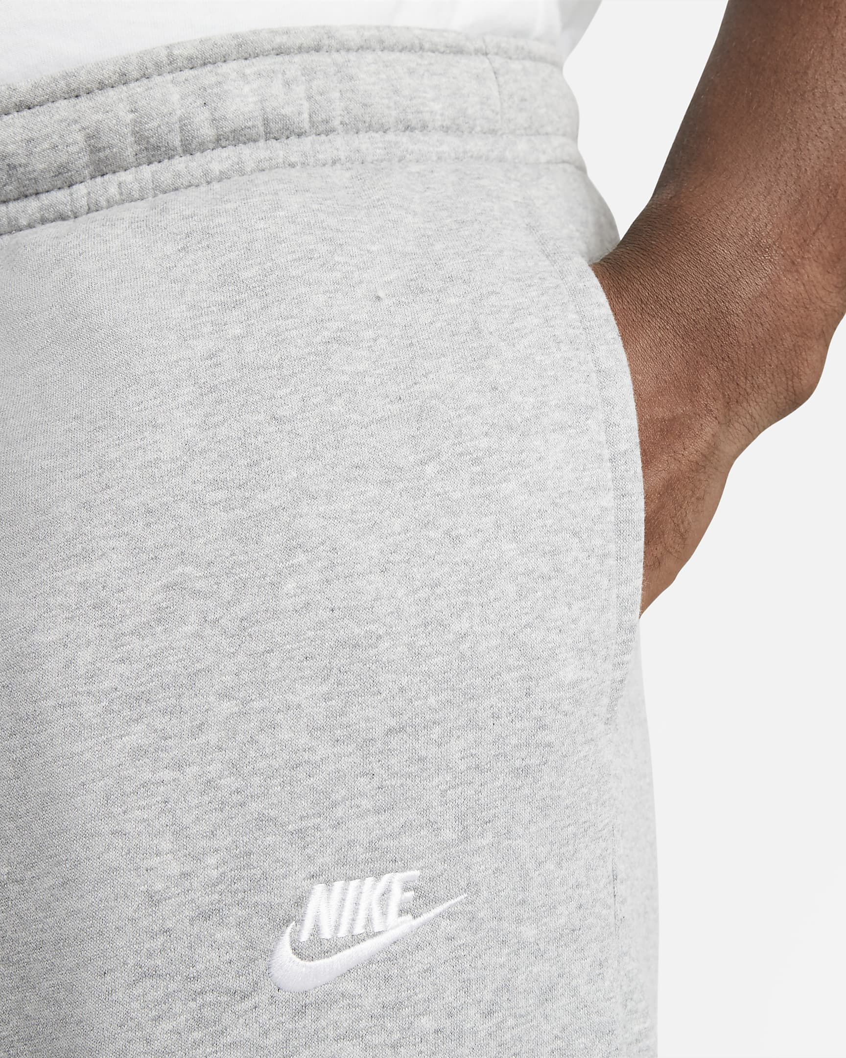 Nike Sportswear Club Fleece Herrenhose - Dark Grey Heather/Matte Silver/Weiß