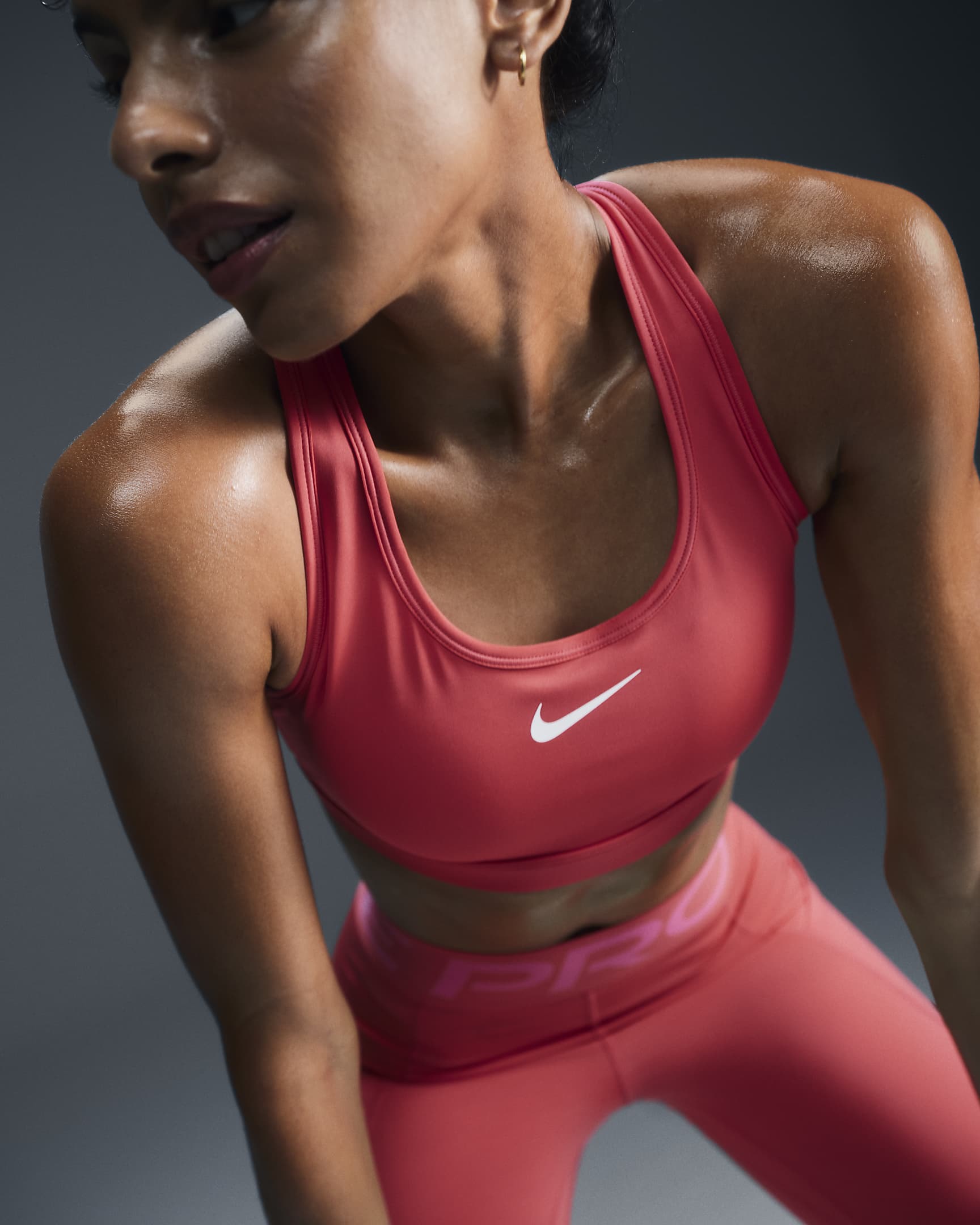 Bra deportivo con almohadillas para mujer Nike Swoosh Medium Support - Rosa margarita/Blanco