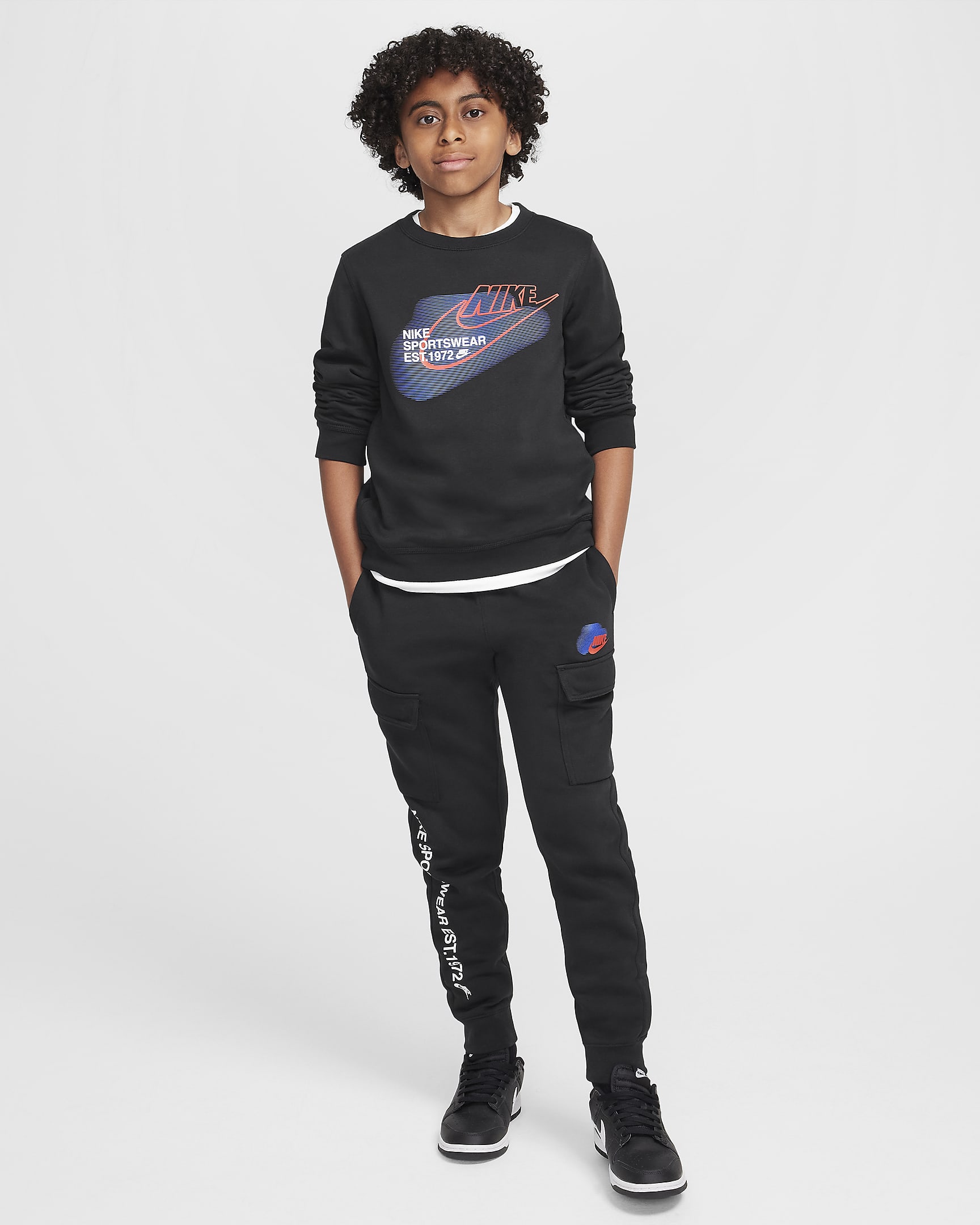 Nike Sportswear Standard Issue sweatshirt med rund hals til store barn (gutt) - Svart