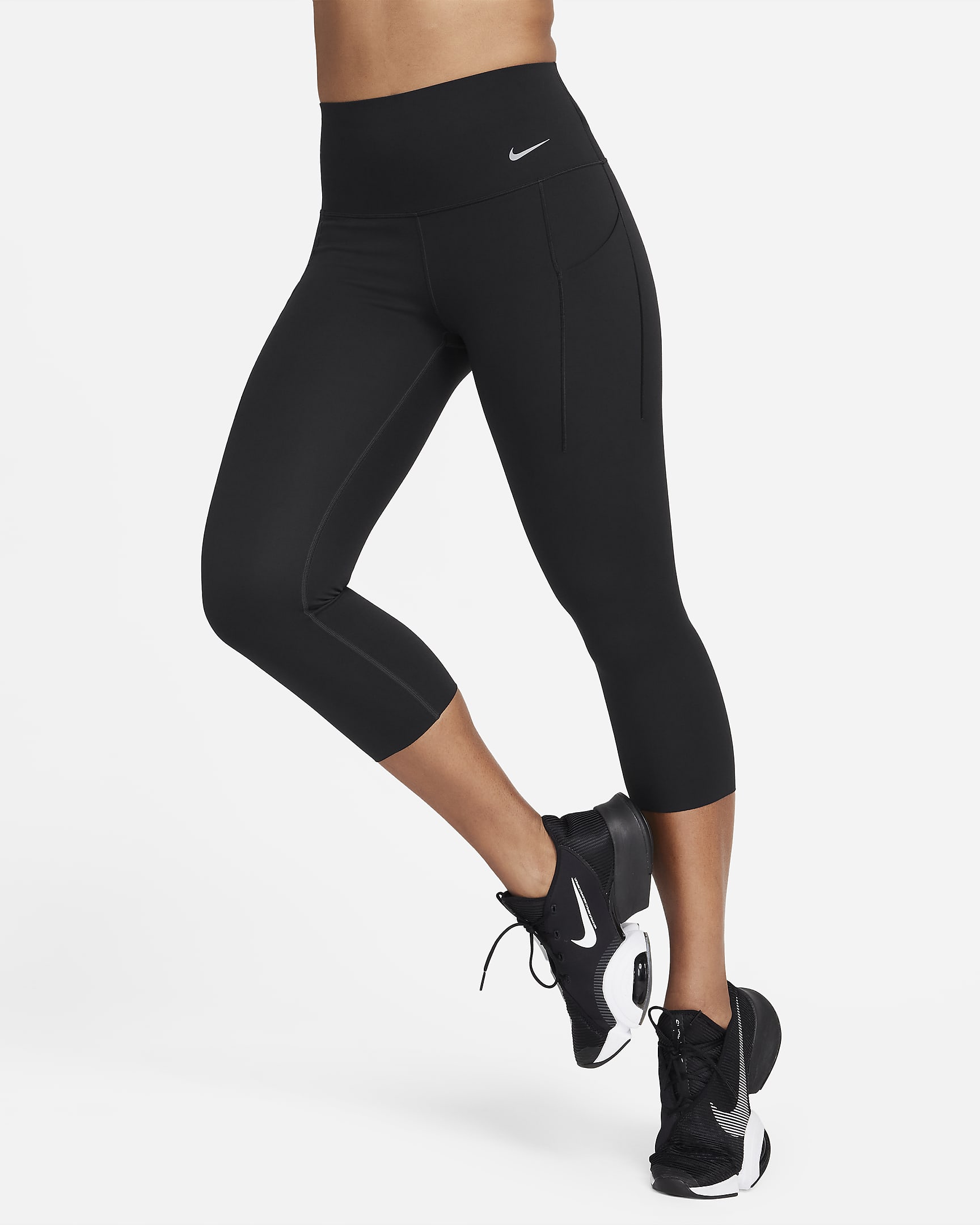 Nike Universa közepes tartást adó, magas derekú, rövidített női leggings zsebekkel - Fekete/Fekete