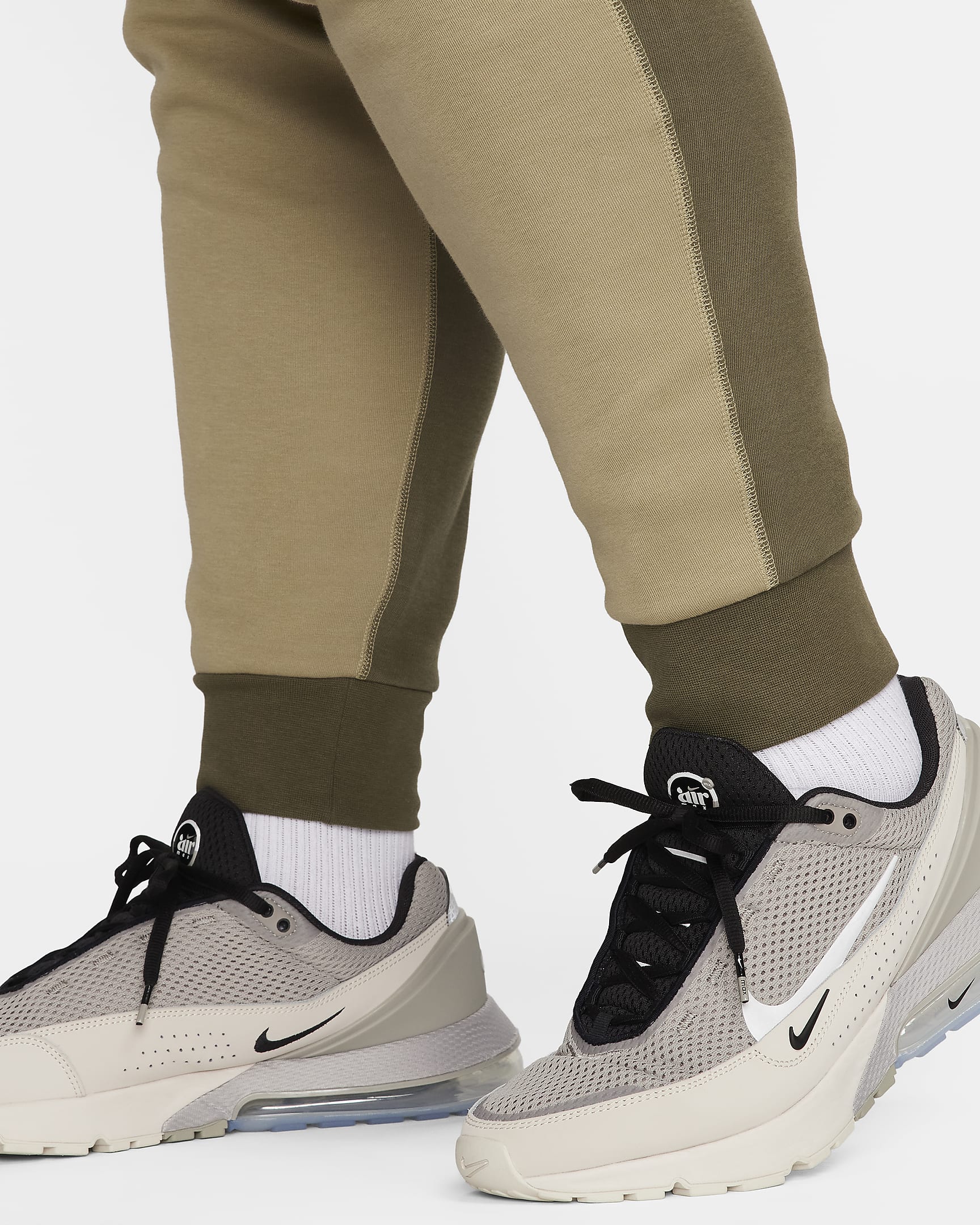 Ανδρικό παντελόνι φόρμας Nike Sportswear Tech Fleece - Neutral Olive/Medium Olive/Μαύρο