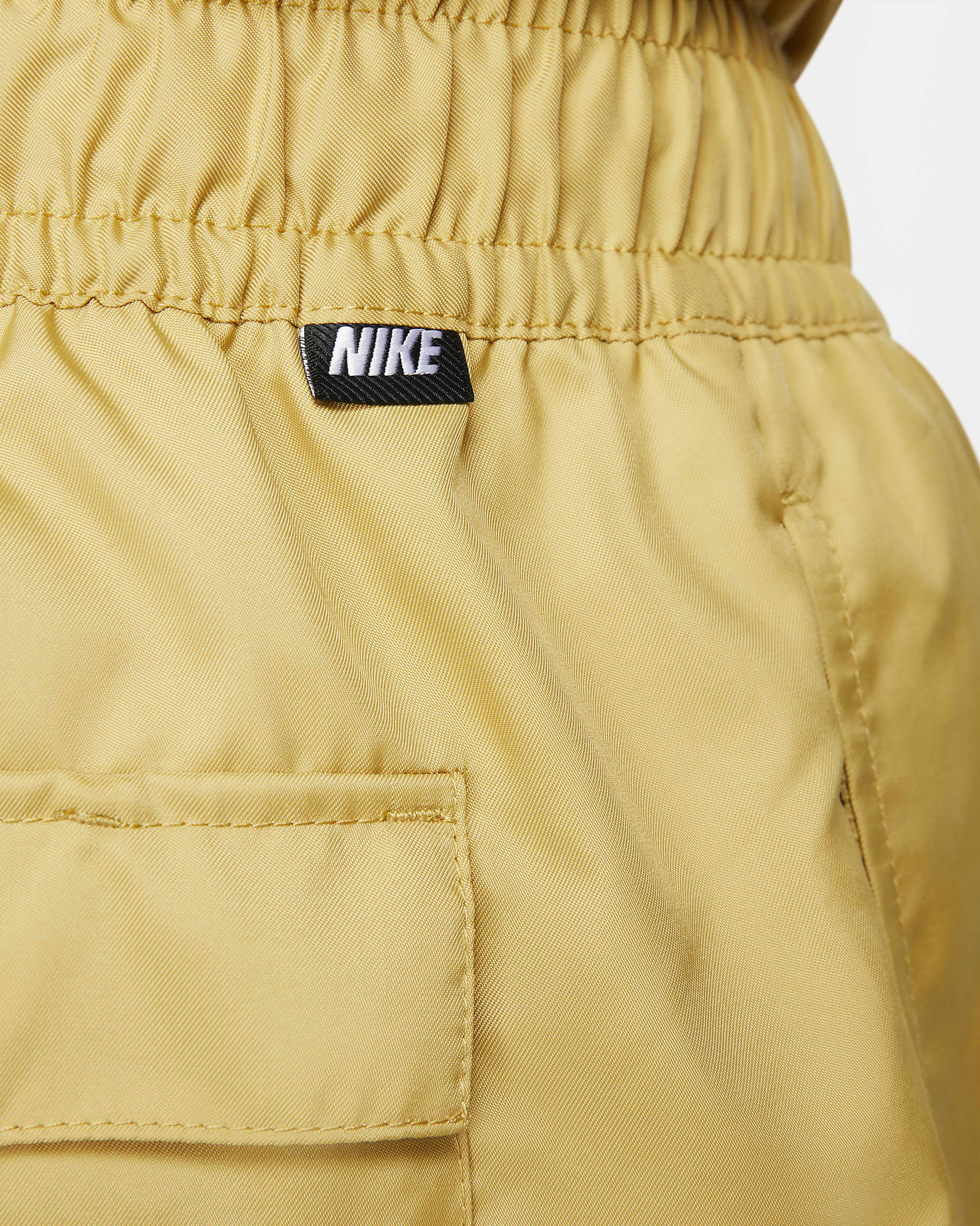 Shorts de ajuste relajado de tejido Woven forrados para hombre Nike Sportswear Sport Essentials - Oro trigo/Blanco