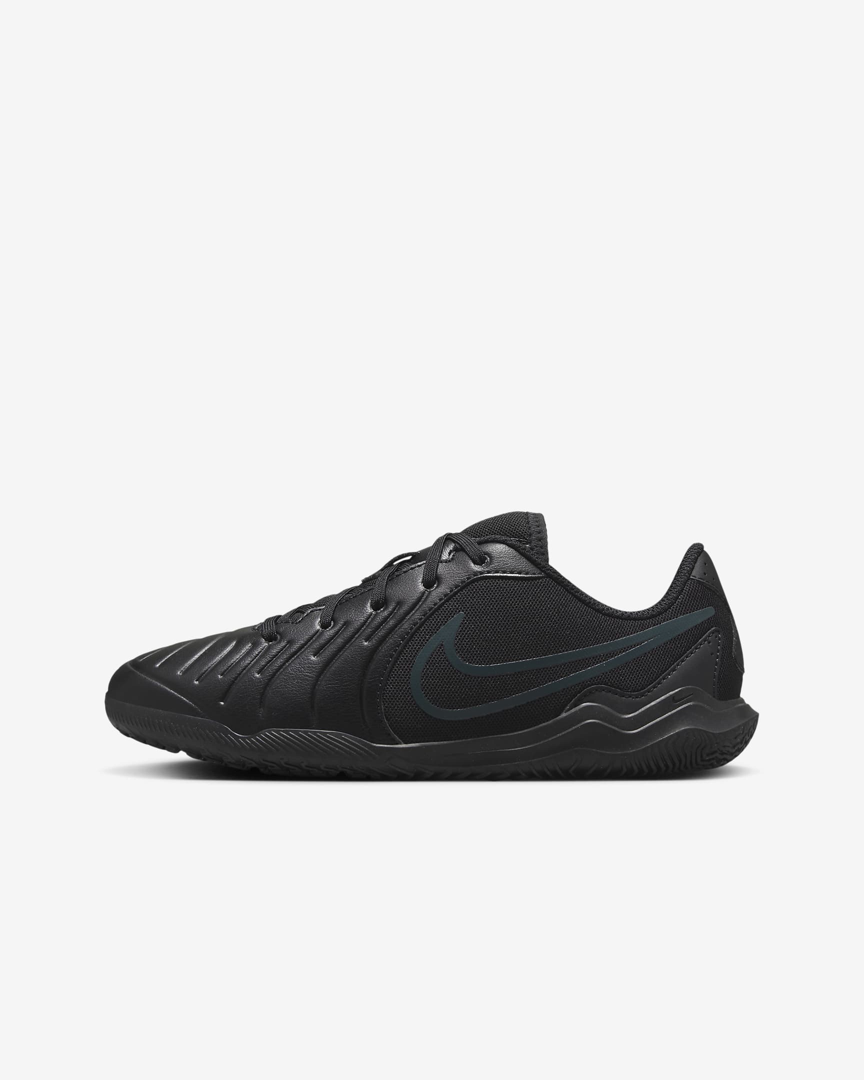 Tacos de fútbol de corte low para cancha cubierta para niños de preescolar y grandes Nike Jr. Tiempo Legend 10 Club - Negro/Jungla intenso/Negro