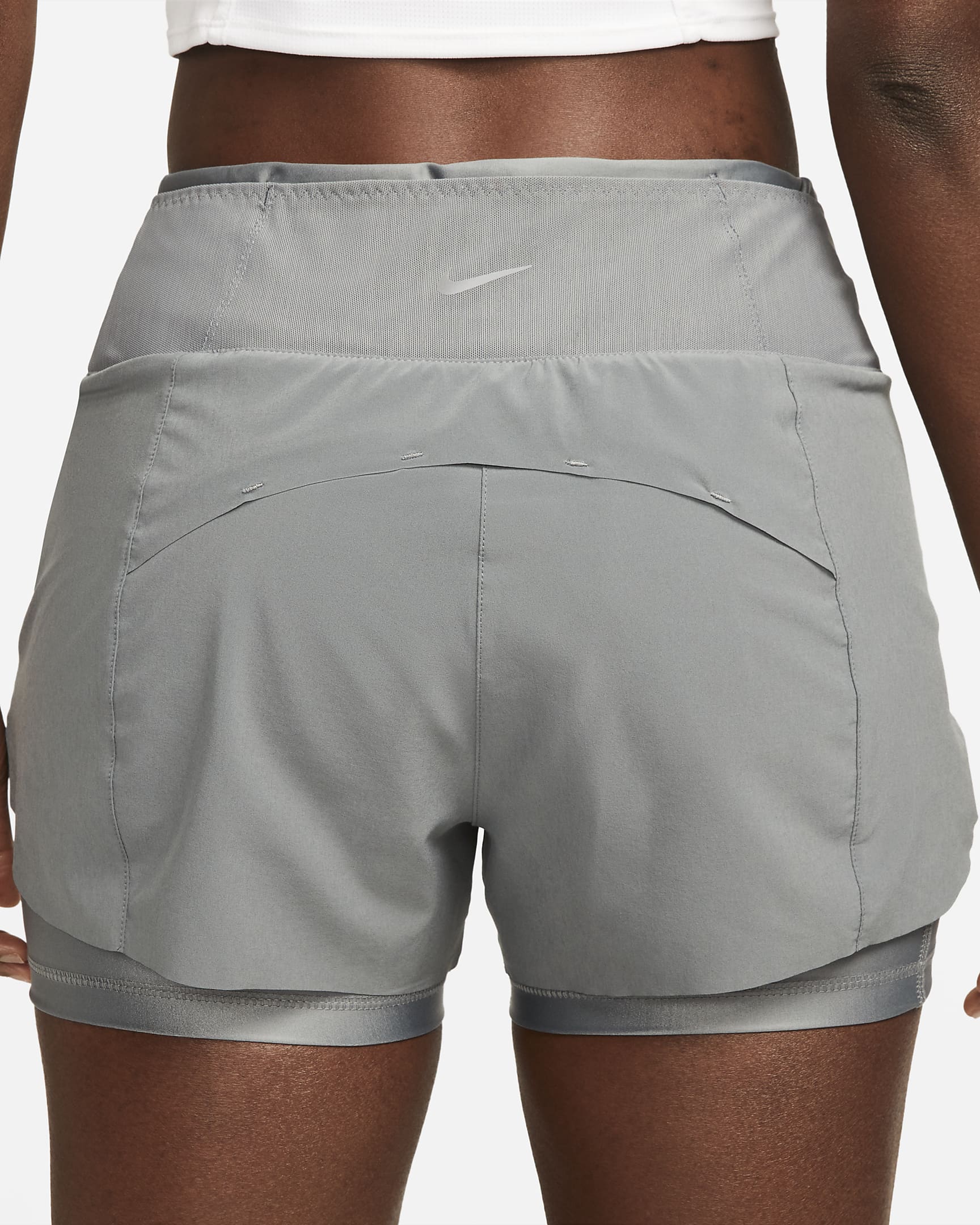 Shorts da running 2-in-1 a vita media con tasche 8 cm Nike Dri-FIT Swift – Donna - Smoke Grey