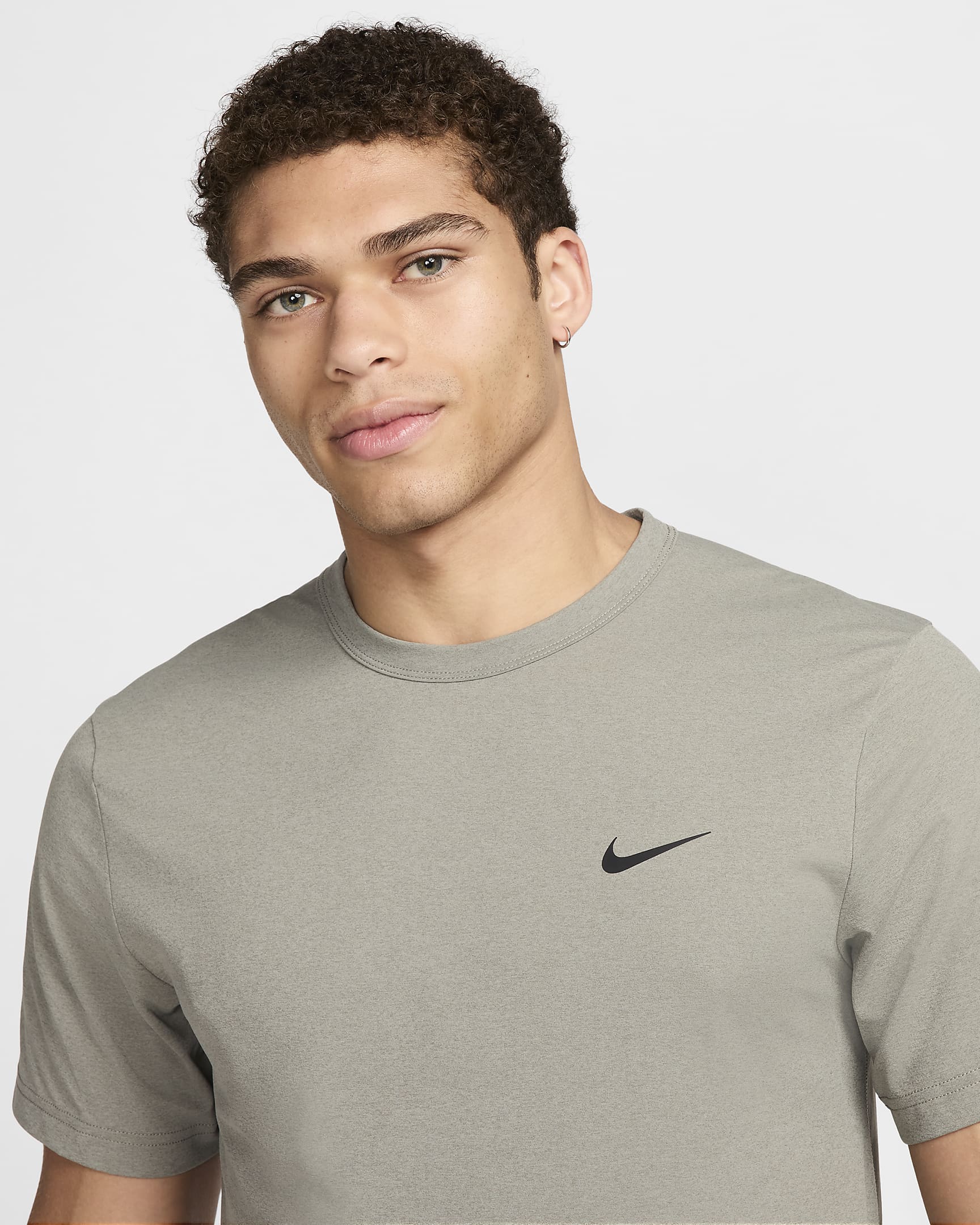 Camisola versátil de manga curta Dri-FIT UV Nike Hyverse para homem - Dark Stucco/Preto