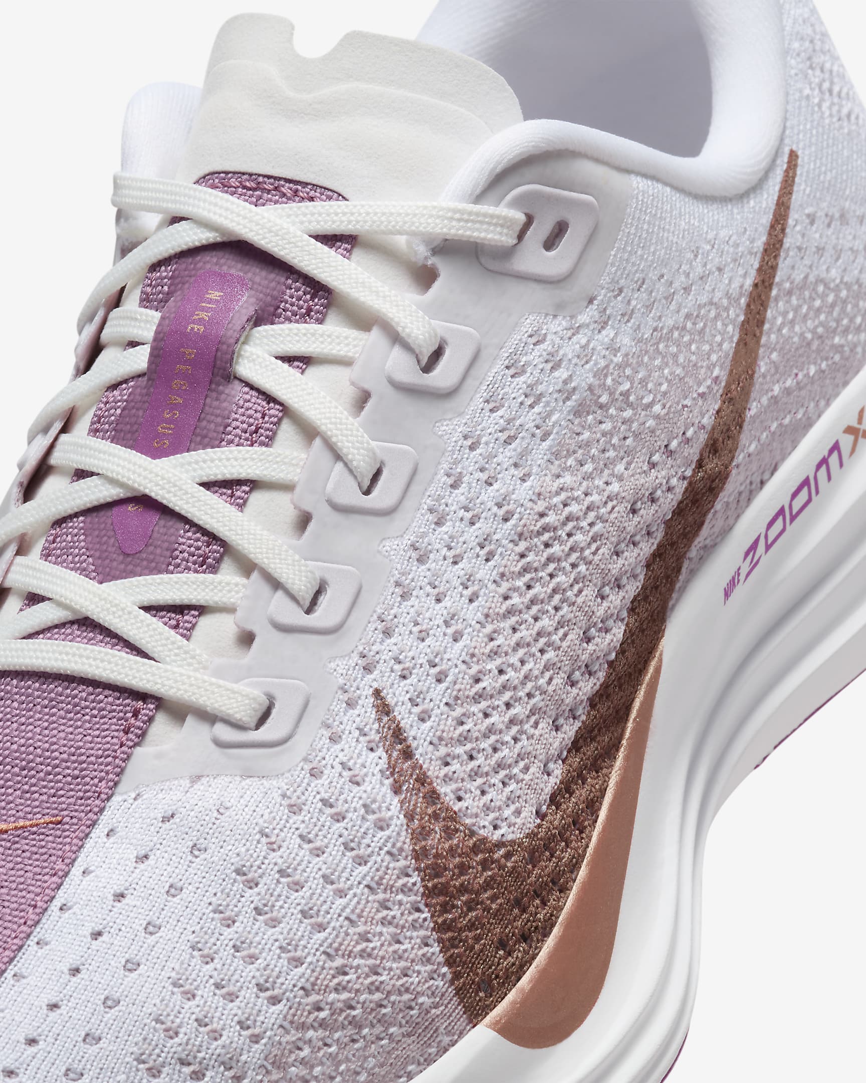 Tenis de correr en carretera para mujer Nike Pegasus Plus - Blanco/Violeta platino/Polvo ciruela/Bronce rojo metálico