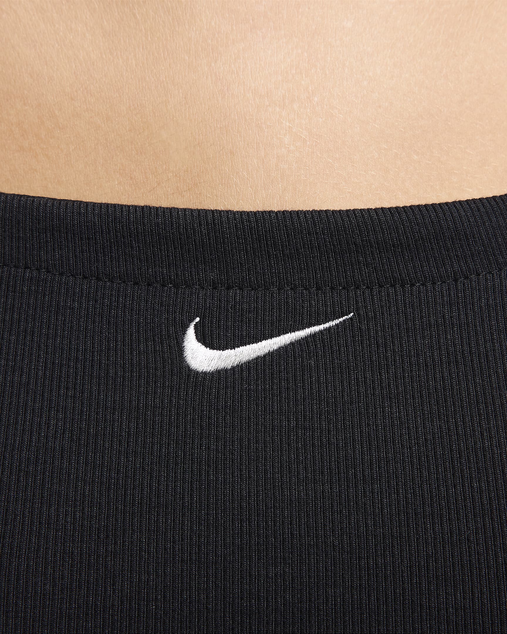 Nike Sportswear Chill Knit tettsittende, kort ribbestrikket camikjole til dame - Svart/Sail