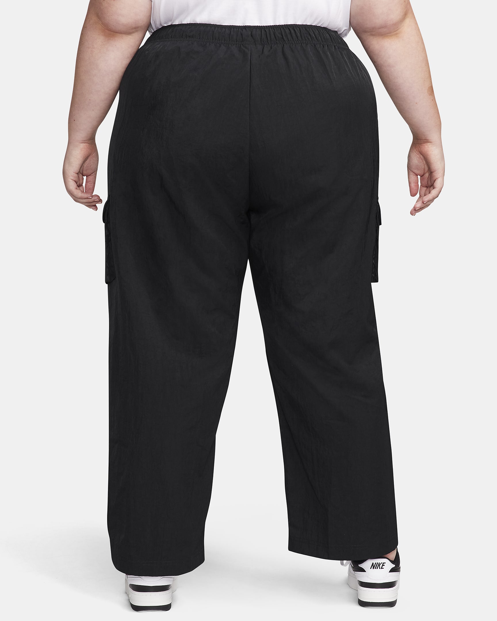 Pants cargo de tejido Woven de tiro alto para mujer (talla grande) Nike Sportswear Essential - Negro/Blanco