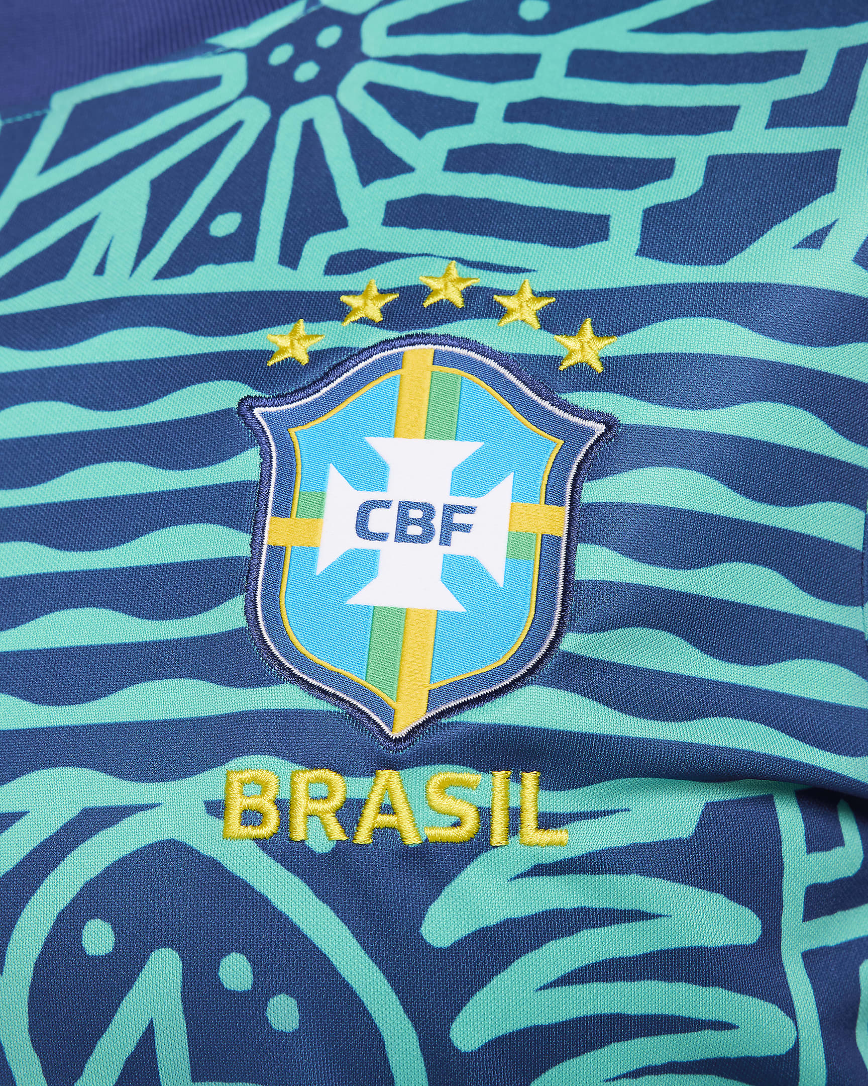 Playera de manga corta de fútbol Nike Dri-FIT para antes del partido para mujer Brazil Academy Pro - Retro claro/Azul royal intenso/Amarillo dinámico