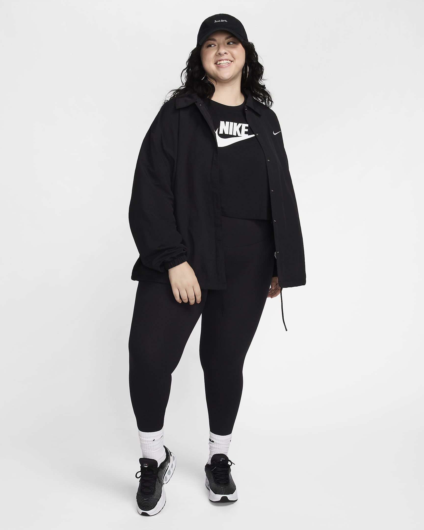 Oversized, vævet Nike Sportswear Essential UV-trænerjakke til kvinder (plus size) - sort/hvid