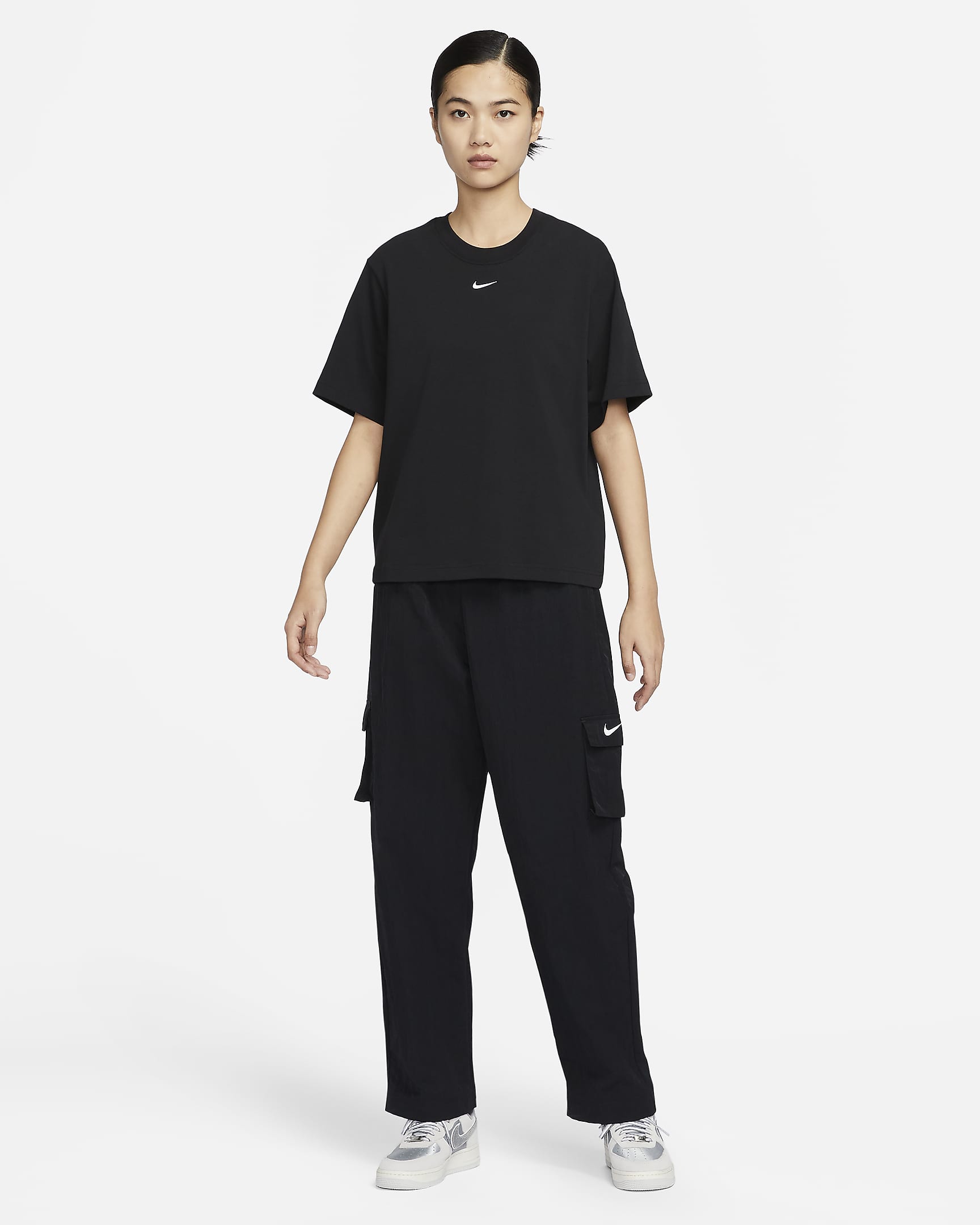 เสื้อยืดผู้หญิงทรงหลวม Nike Sportswear Essential - ดำ/ขาว