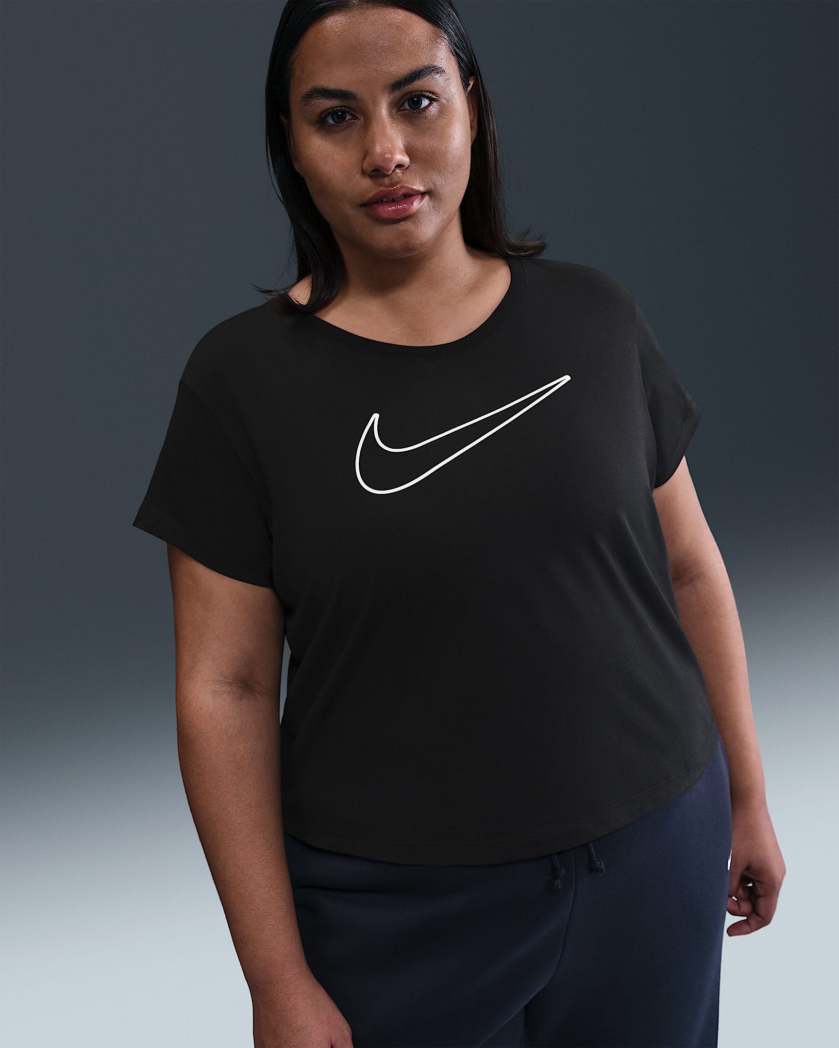 Playera de manga corta con gráficos para mujer (talla grande) Nike Sportswear - Negro/Blanco