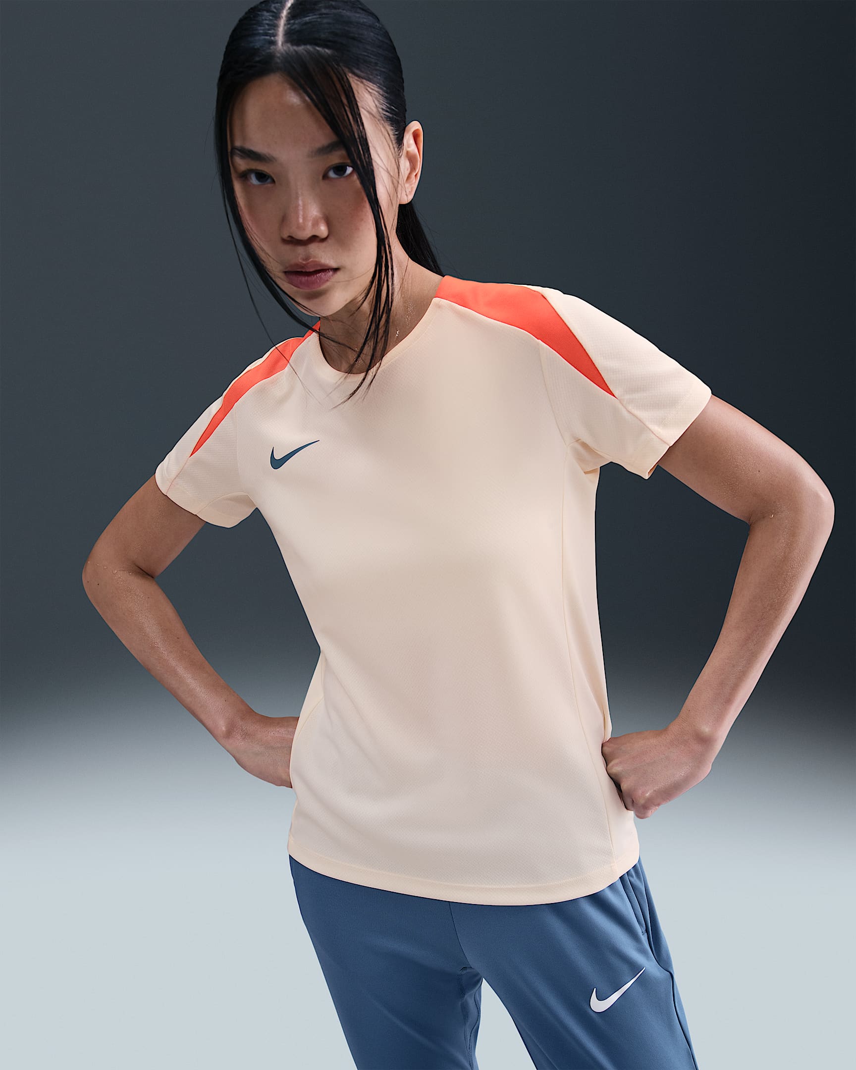 Playera de fútbol de manga corta Dri-FIT para mujer Nike Strike - Tiza/Naranja césped/Azul humeante