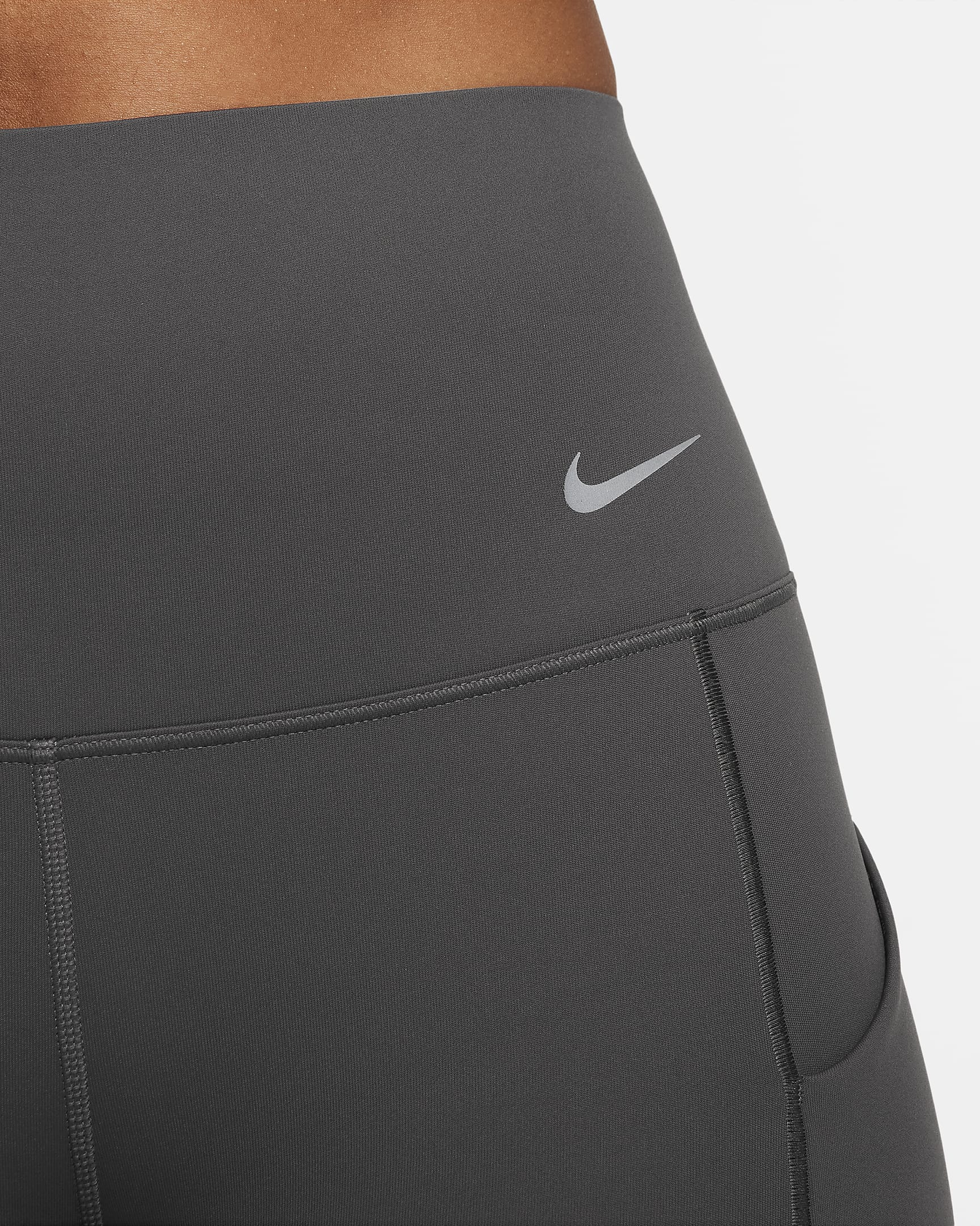 Leggings de 7/8 de tiro alto y sujeción media con bolsillos para mujer Nike Universa - Ceniza medio/Negro