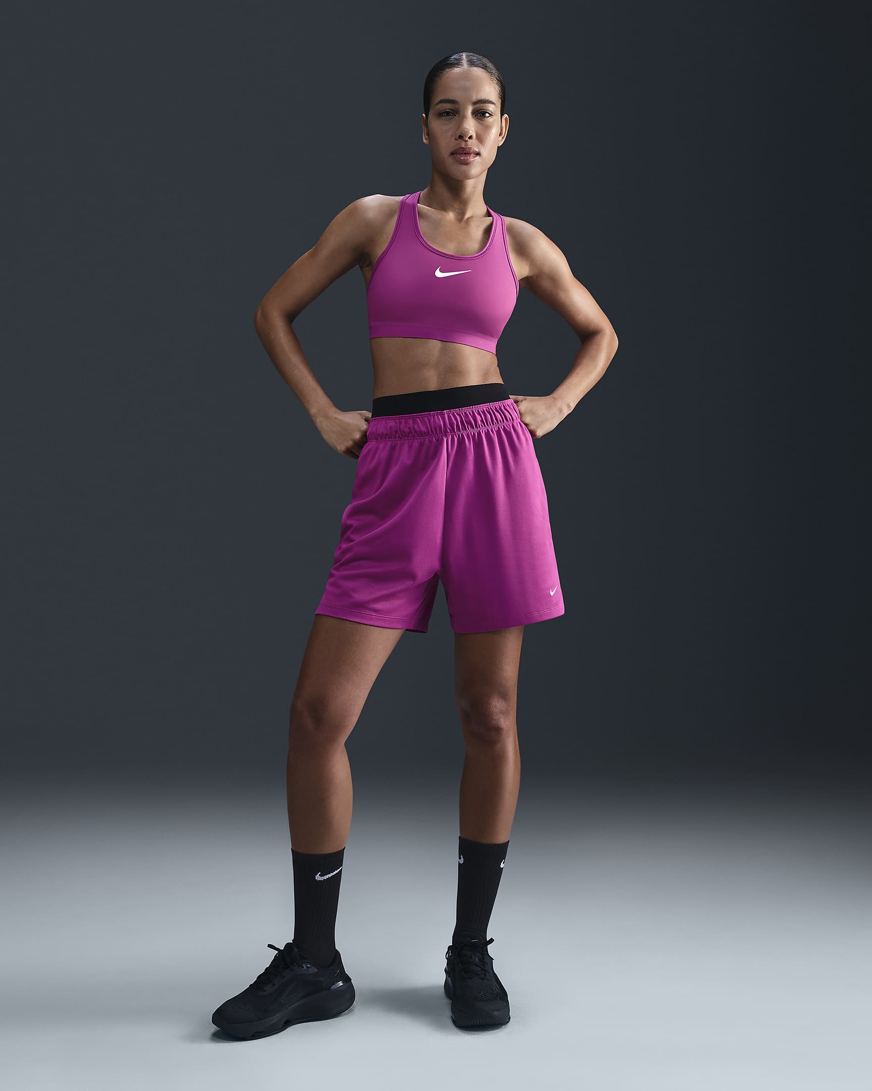Shorts de fitness sin forro de tiro medio Dri-FIT de 13 cm para mujer Nike Attack - Fucsia cálido/Rosa extremo/Fucsia cálido