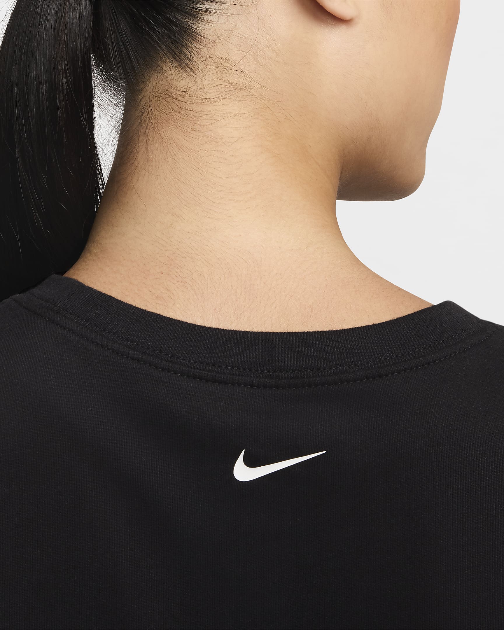 เสื้อยืดเอวลอยแขนสั้นผู้หญิง Nike Pro - ดำ