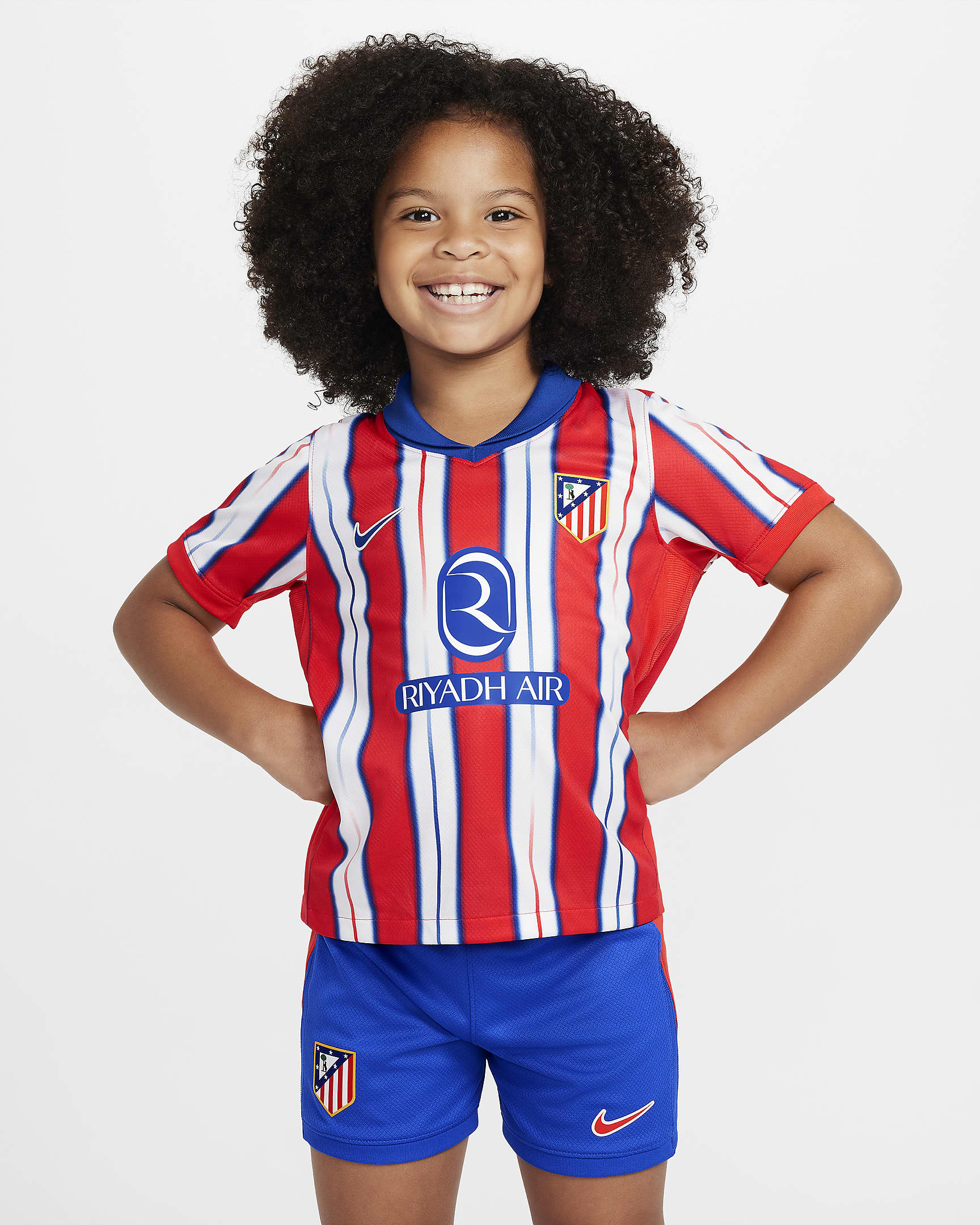 Primera equipación Stadium Atlético de Madrid 2024/25 Equipación de fútbol de tres piezas Replica Nike - Niño/a pequeño/a - Hyper Royal/Carmesí claro/Blanco