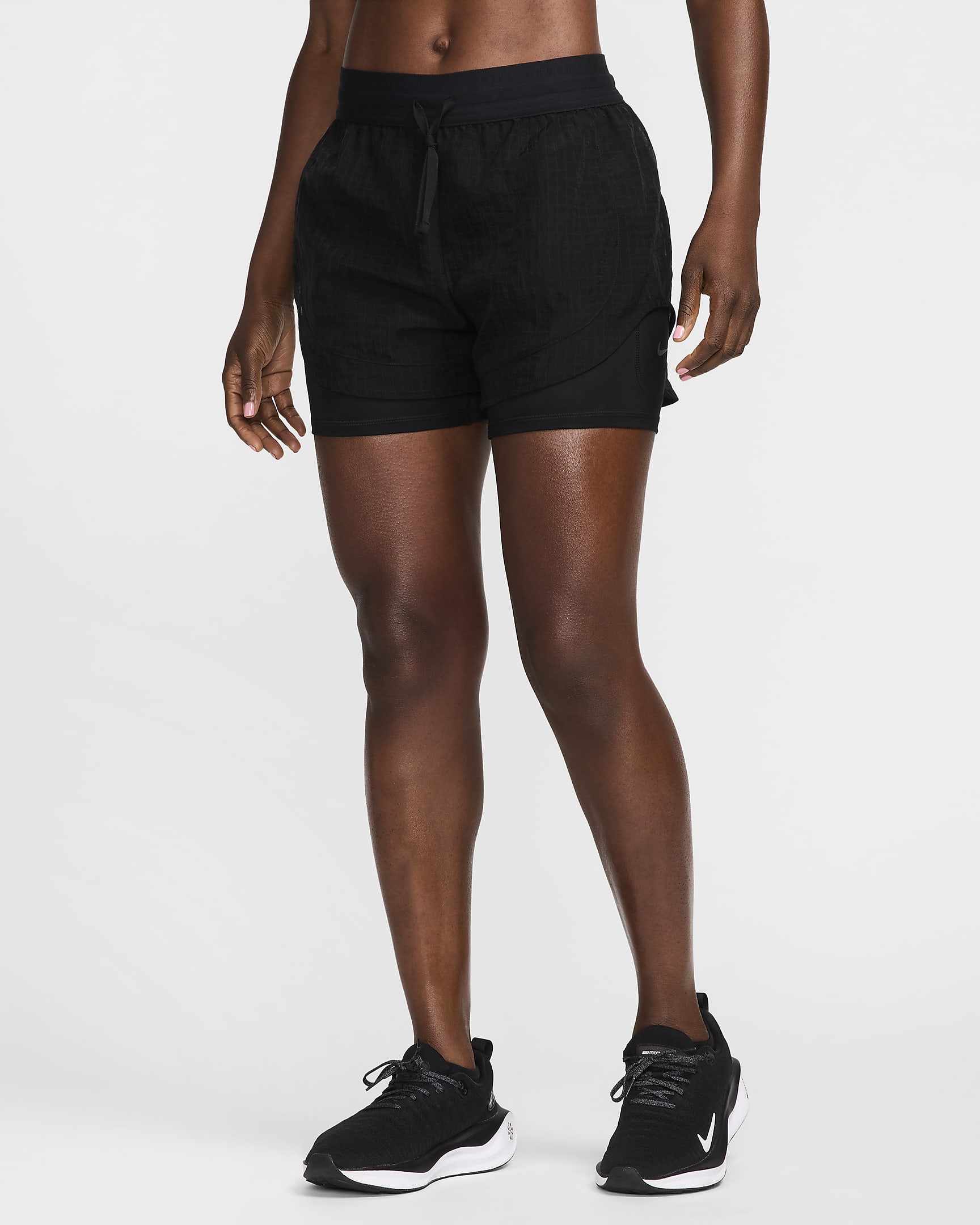 Nike Running Division Dri-FIT 2-in-1 hardloopshorts met halfhoge taille voor dames (8 cm) - Zwart/Zwart