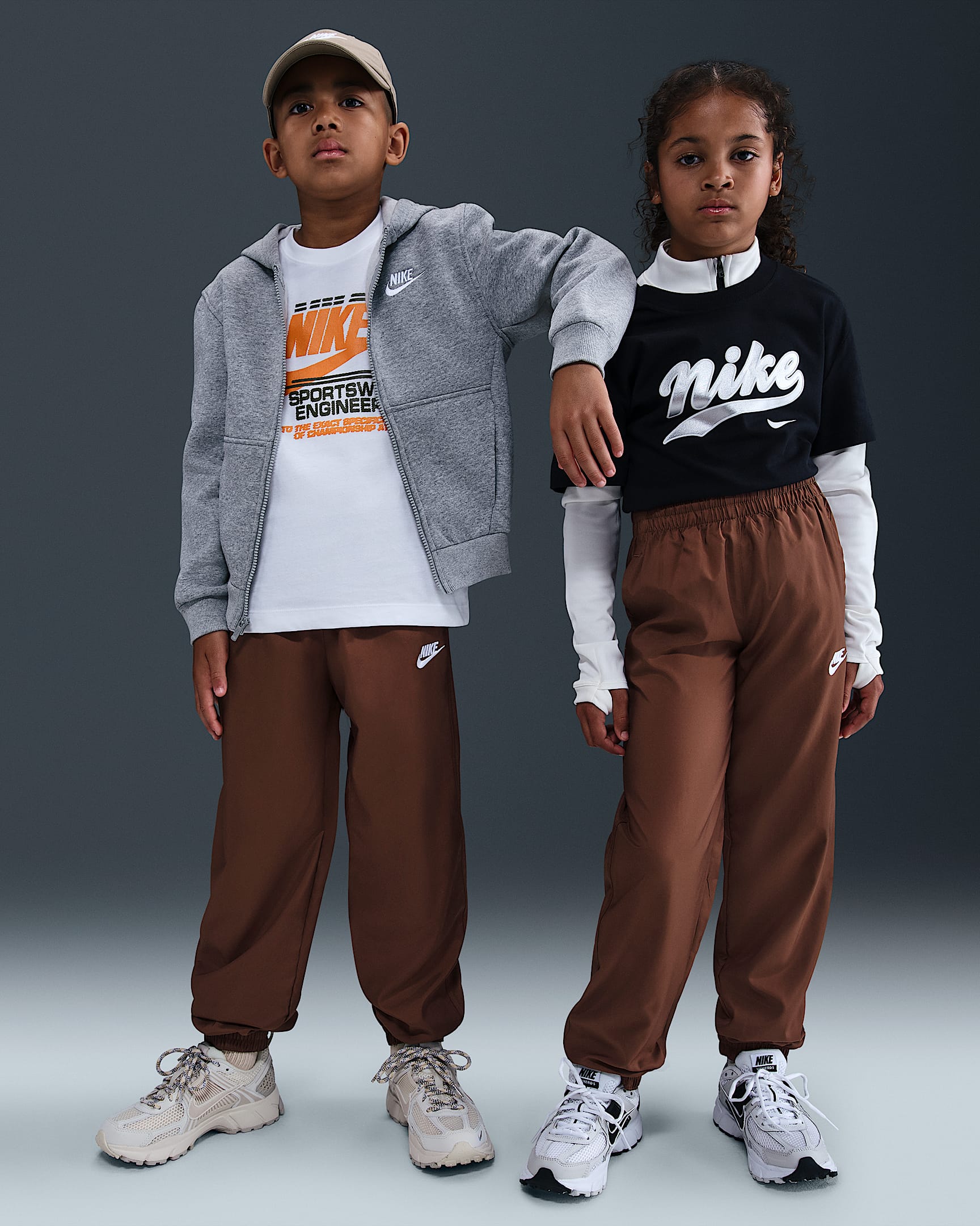 Joggers de tejido Woven para niños talla grande Nike Sportswear Club - Marrón fauna/Blanco