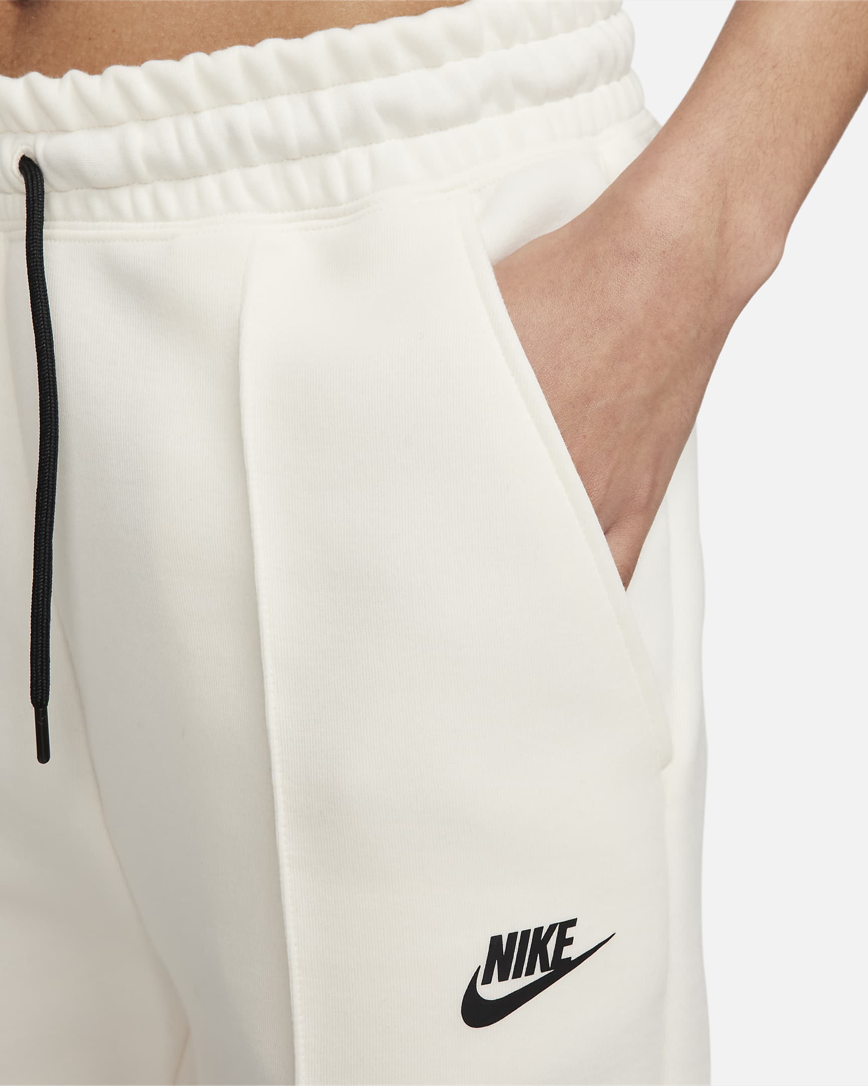 Nike Sportswear Tech Fleece joggebukse med mellomhøyt liv til dame - Pale Ivory/Svart