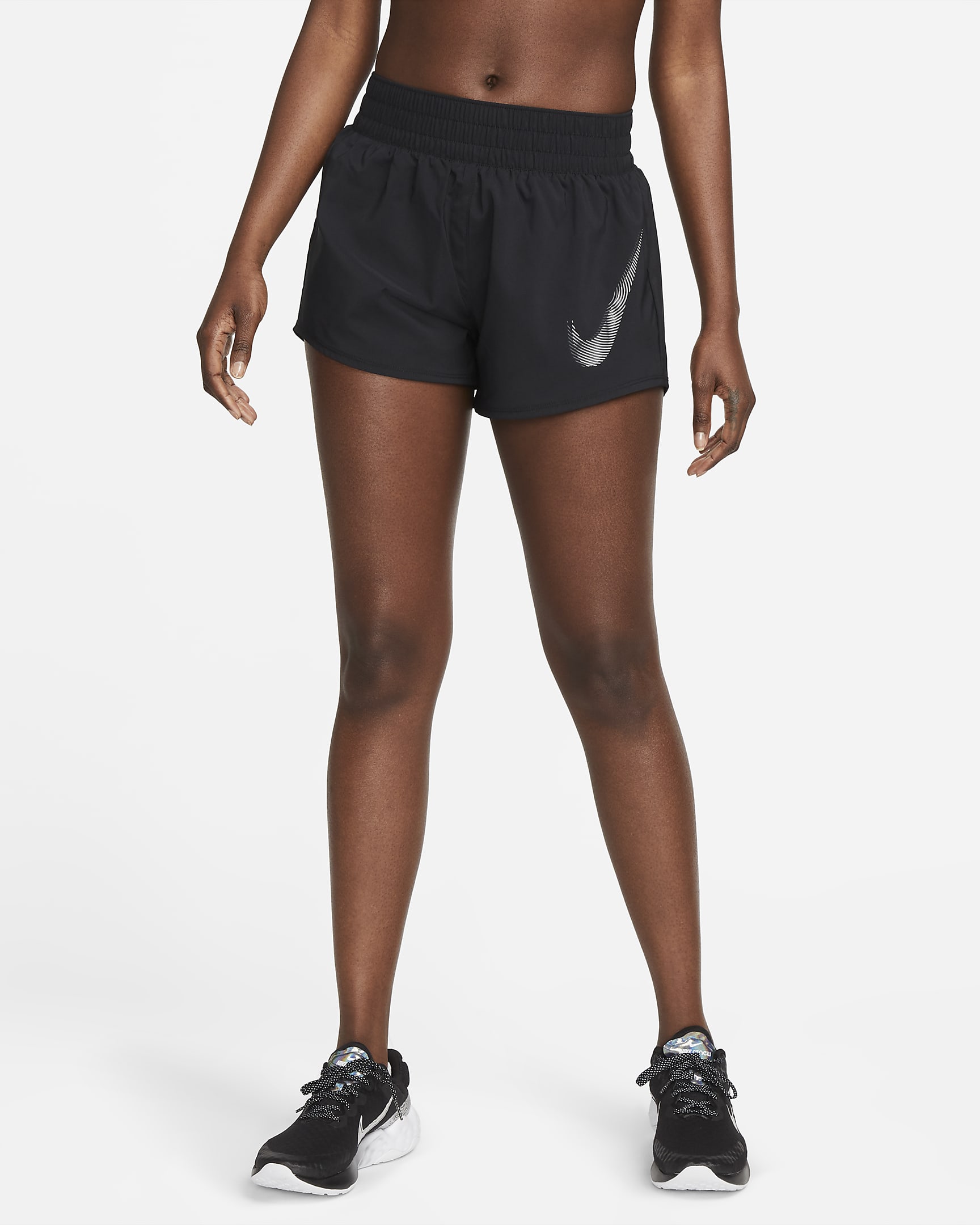 Nike Dri-FIT One Swoosh fôret løpeshorts med mellomhøyt liv til dame - Svart/Cool Grey