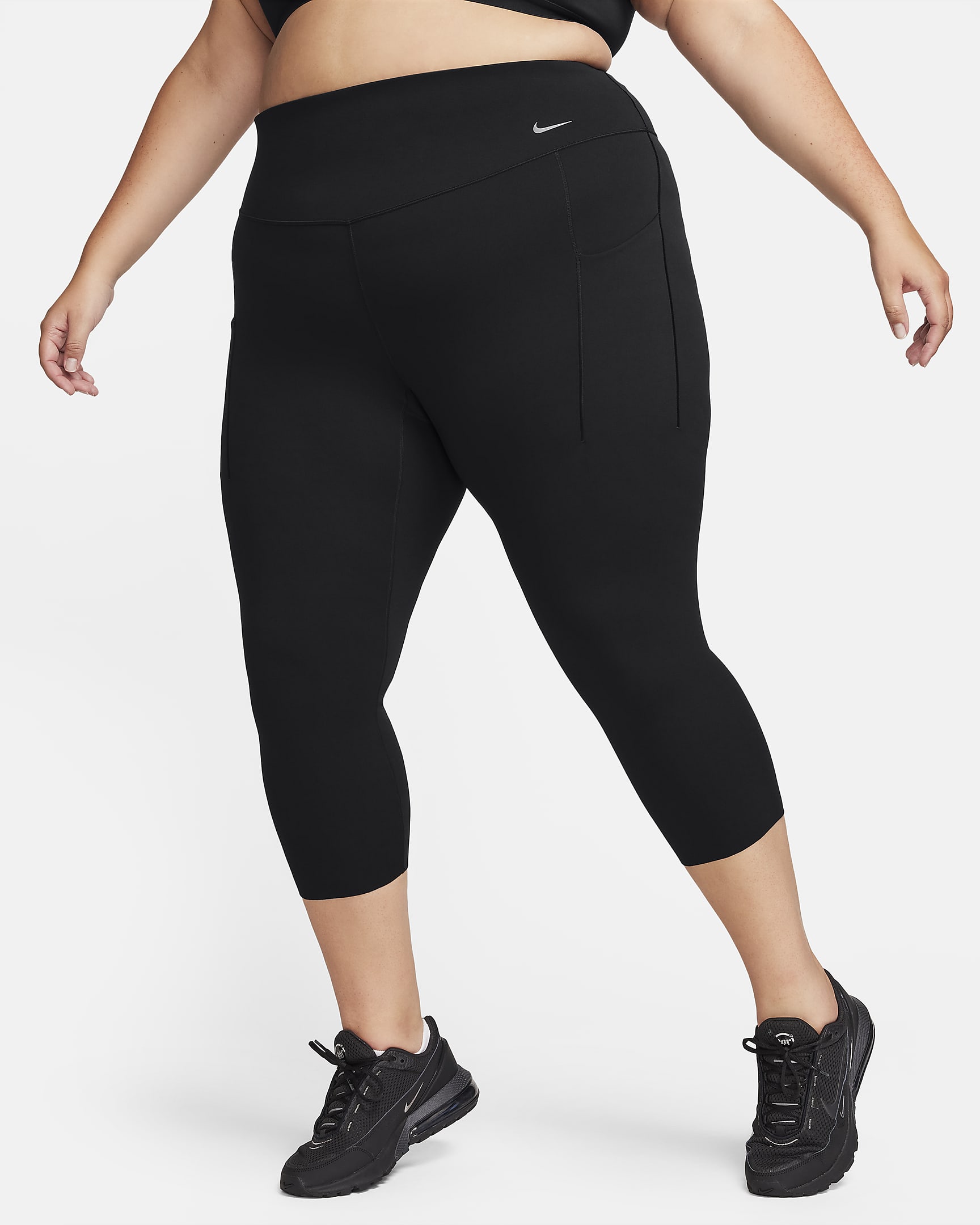 Leggings cortos de cintura alta y soporte medio con bolsillos para mujer (talla grande) Nike Universa - Negro/Negro