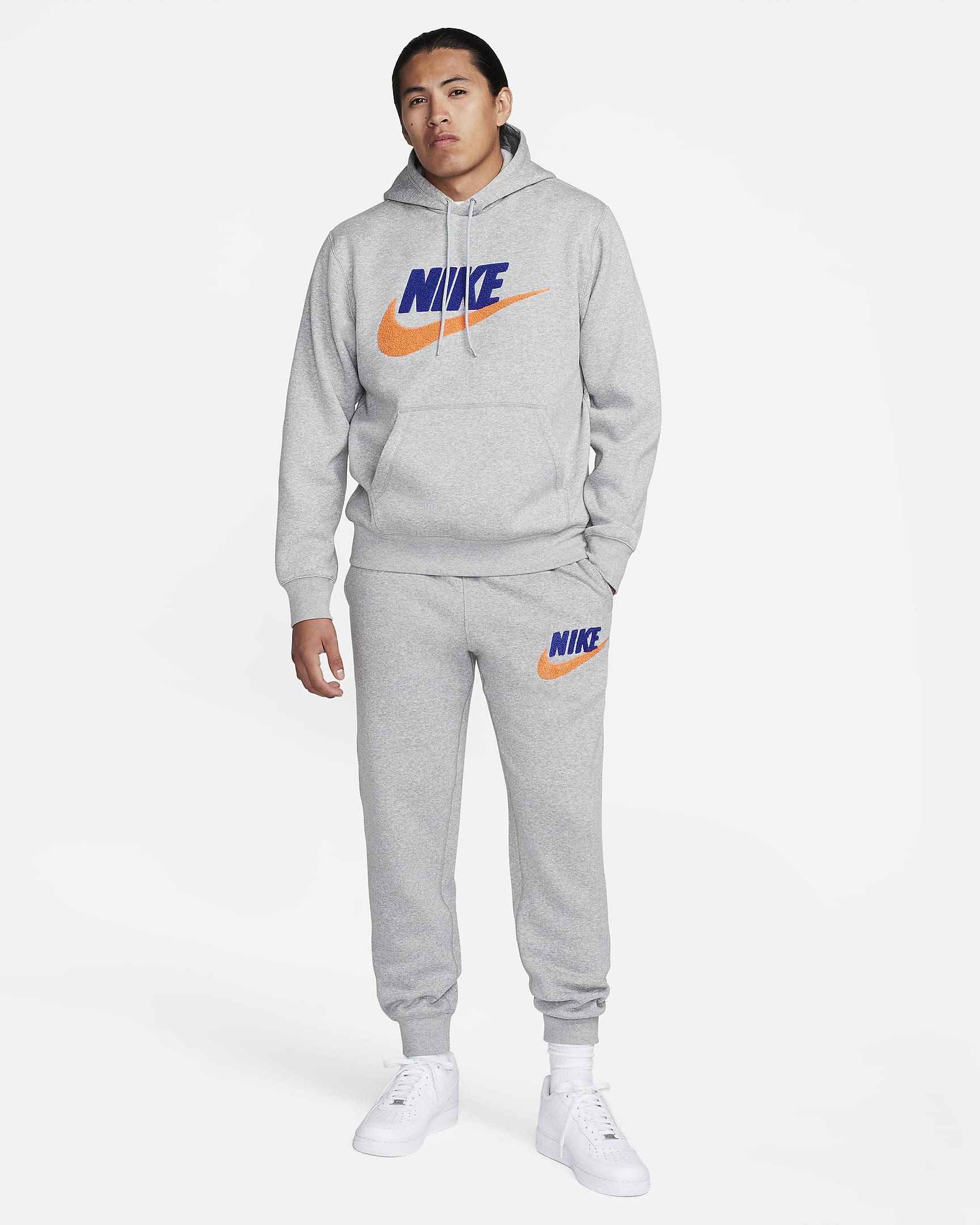 Nike Club Fleece-joggers til mænd - Dark Grey Heather/Light Smoke Grey/Safety Orange