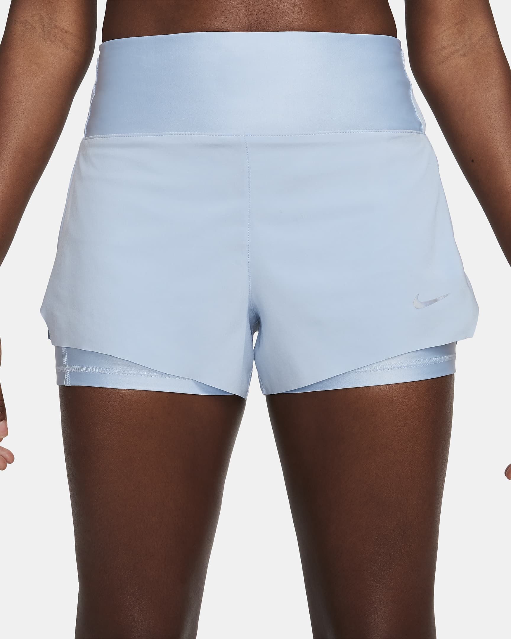 Short de running 2-en-1 avec poches taille mi-basse 8 cm Nike Dri-FIT Swift pour femme - Light Armory Blue