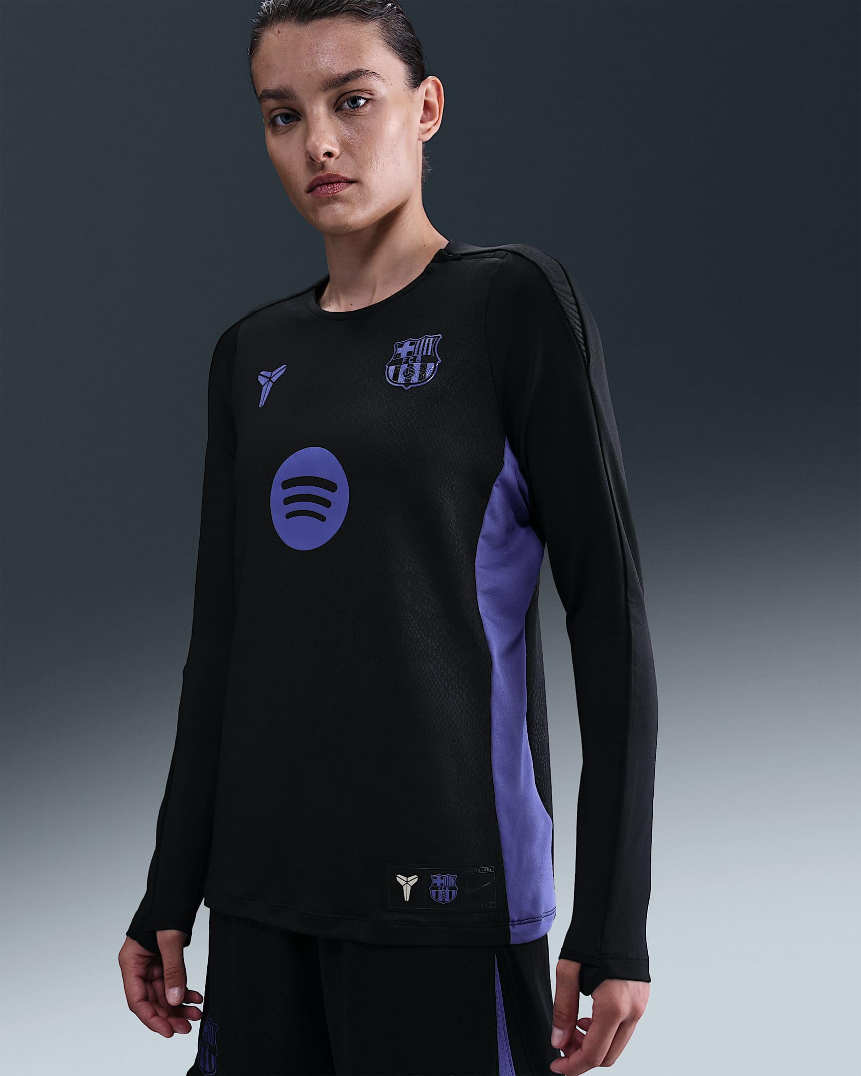 Dámské venkovní předzápasové fotbalové tričko Kobe Dri-FIT FC Barcelona Strike s kulatým výstřihem - Černá/Černá/Persian Violet/Persian Violet