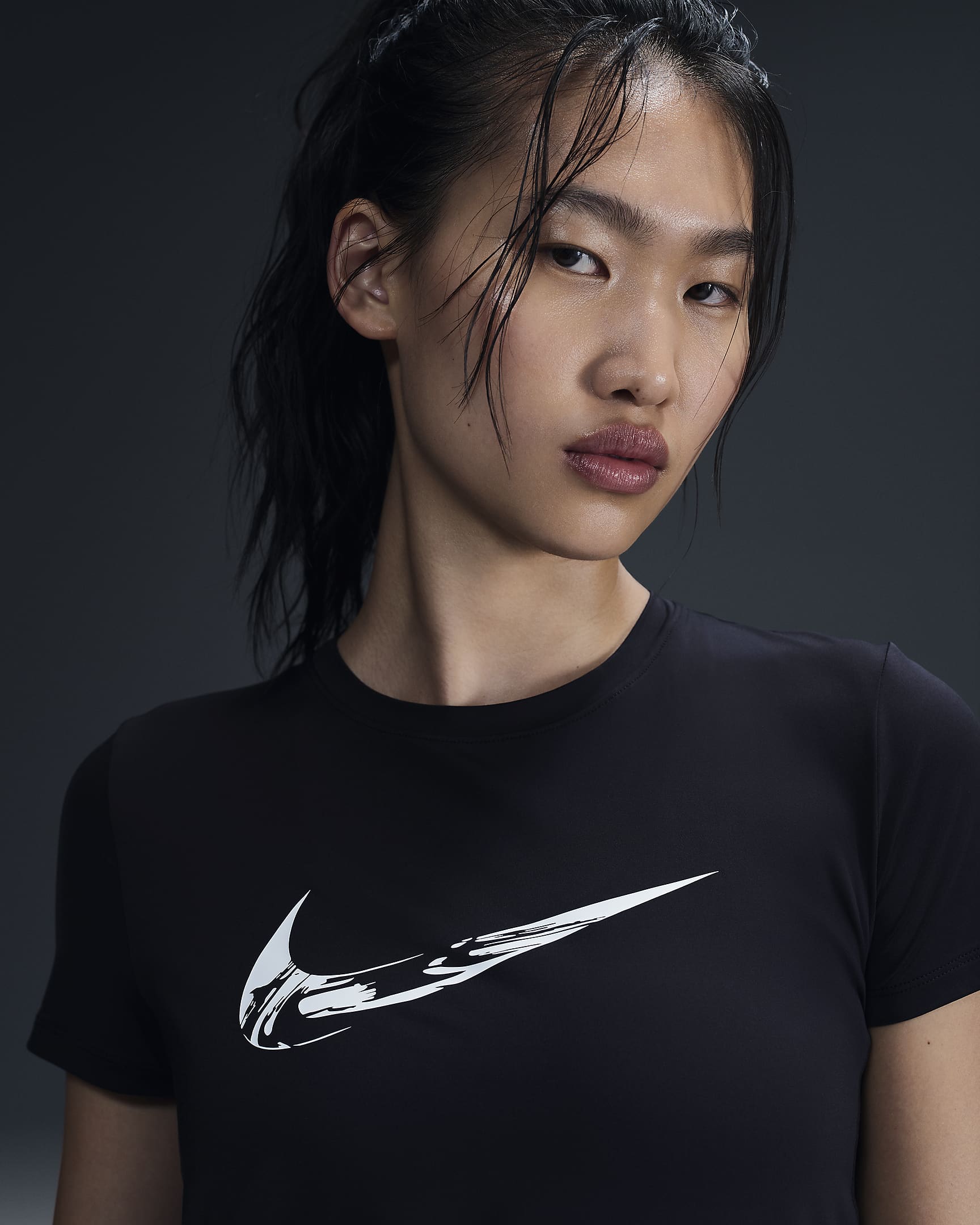 เสื้อวิ่งกราฟิกแขนสั้นผู้หญิง Dri-FIT Nike One - ดำ/ขาว