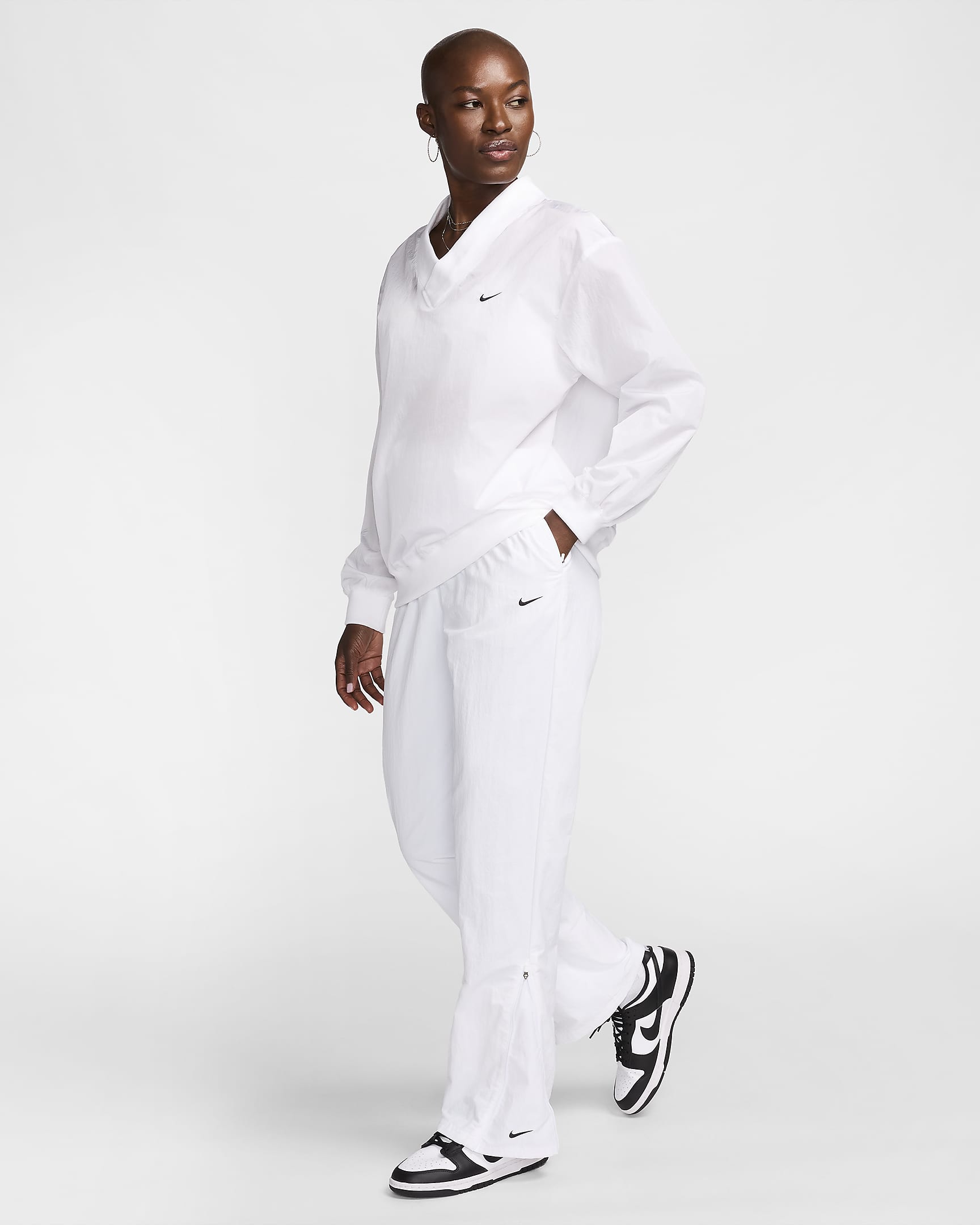 Pantaloni a vita alta in tessuto UV con orlo aperto e zip Nike Sportswear Essential – Donna - Bianco/Nero