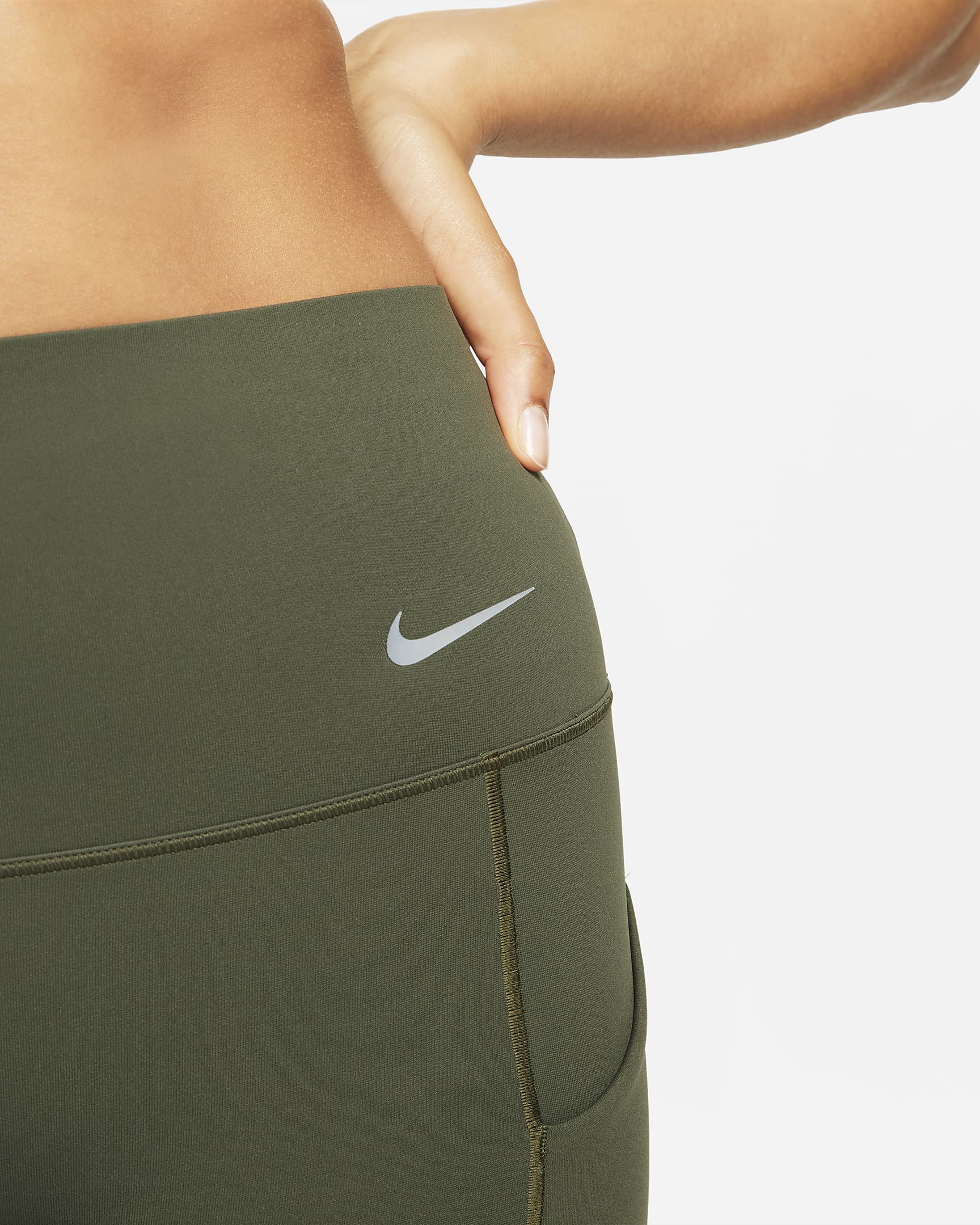 Shorts de ciclismo con bolsillos de 20 cm de tiro alto y media sujeción para mujer Nike Universa - Caqui militar/Negro