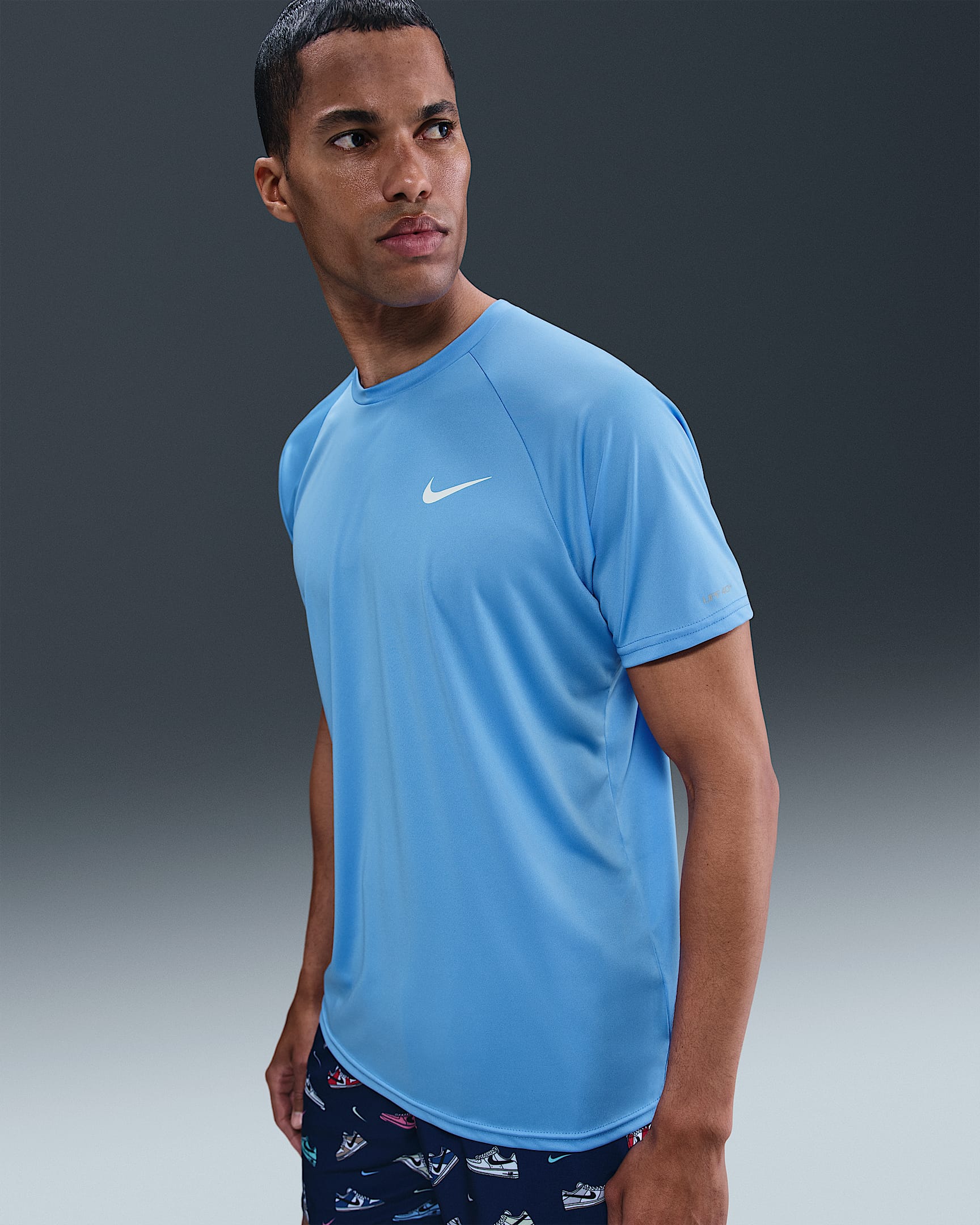 Maglia da nuoto Hydroguard a manica corta Nike Essential – Uomo - University Blue/Bianco