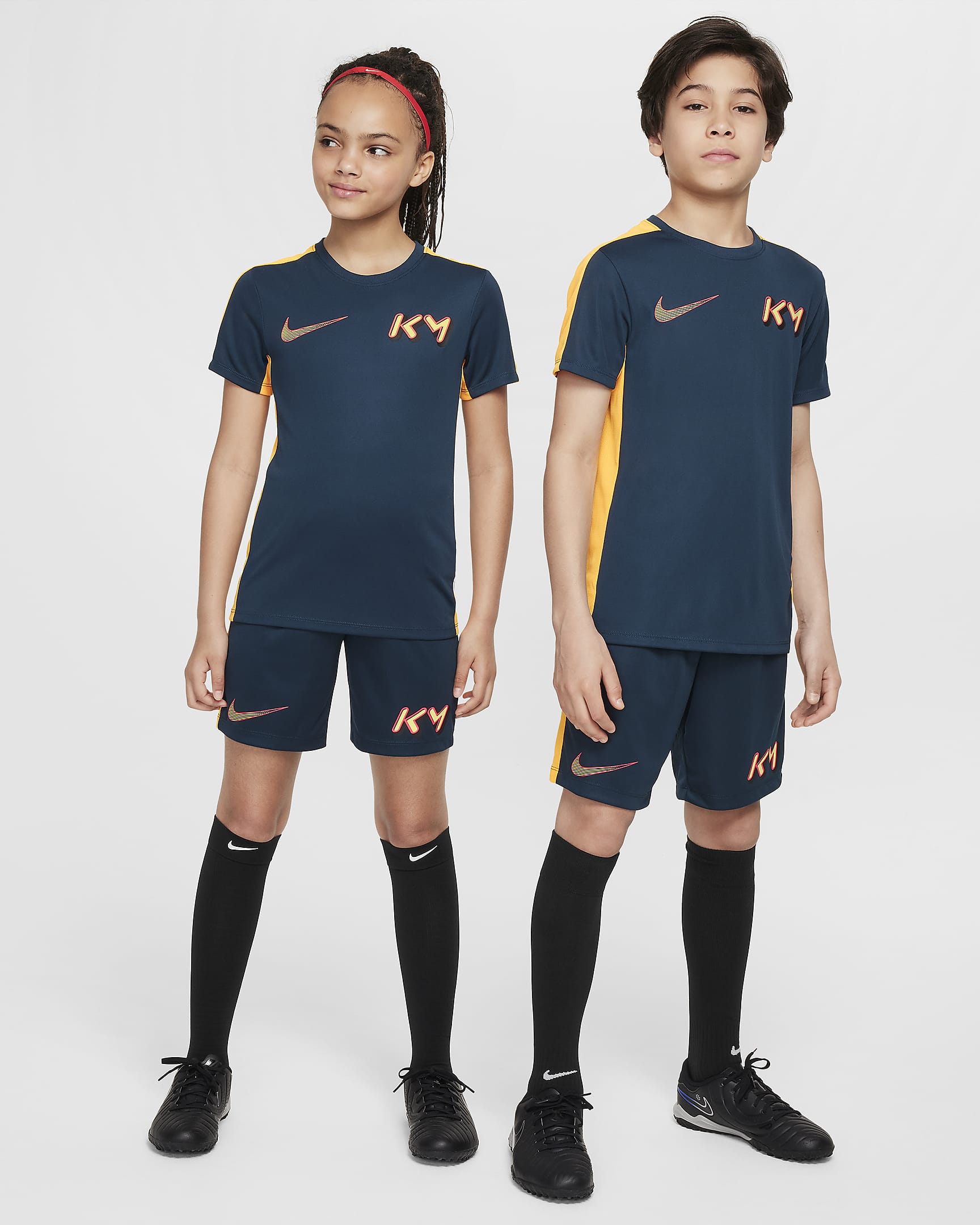 Kylian Mbappé Dri-FIT Academy23 fotballoverdel til store barn - Armory Navy/Laser Orange