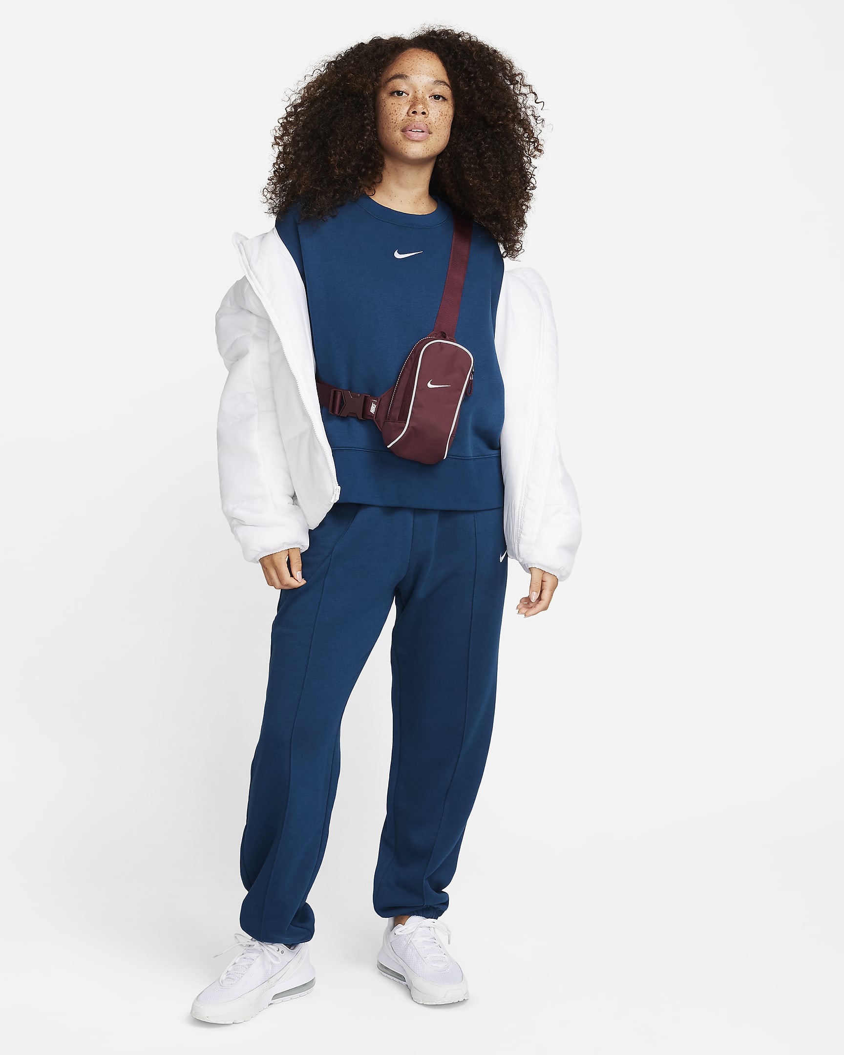 Nike Sportswear Essentials Cross-Body Bag (1L). Nike BE