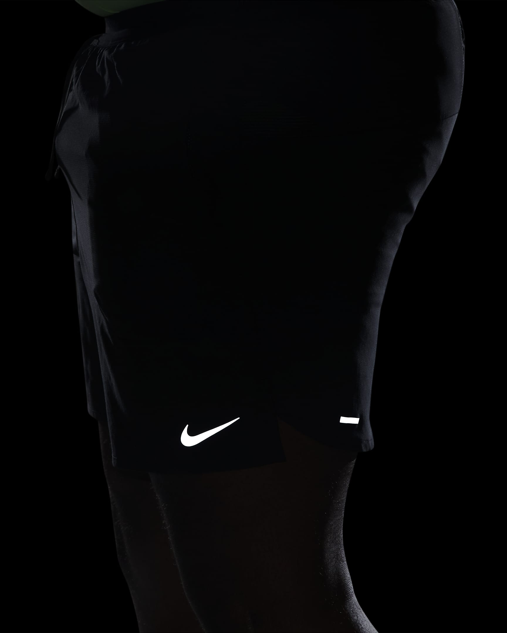 Shorts de correr Dri-FIT de 18 cm con forro de ropa interior para hombre Nike Stride - Negro/Negro