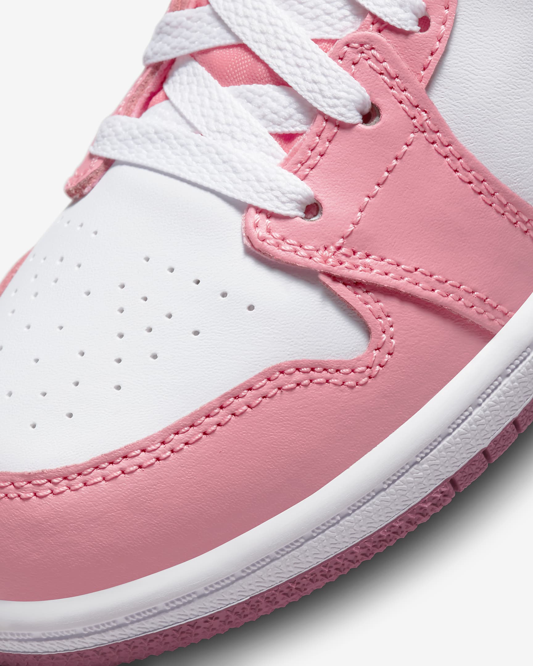 Air Jordan 1 Mid Schuh Für ältere Kinder Jordan 1 Mid Schuh für jüngere Kinder. Nike LU