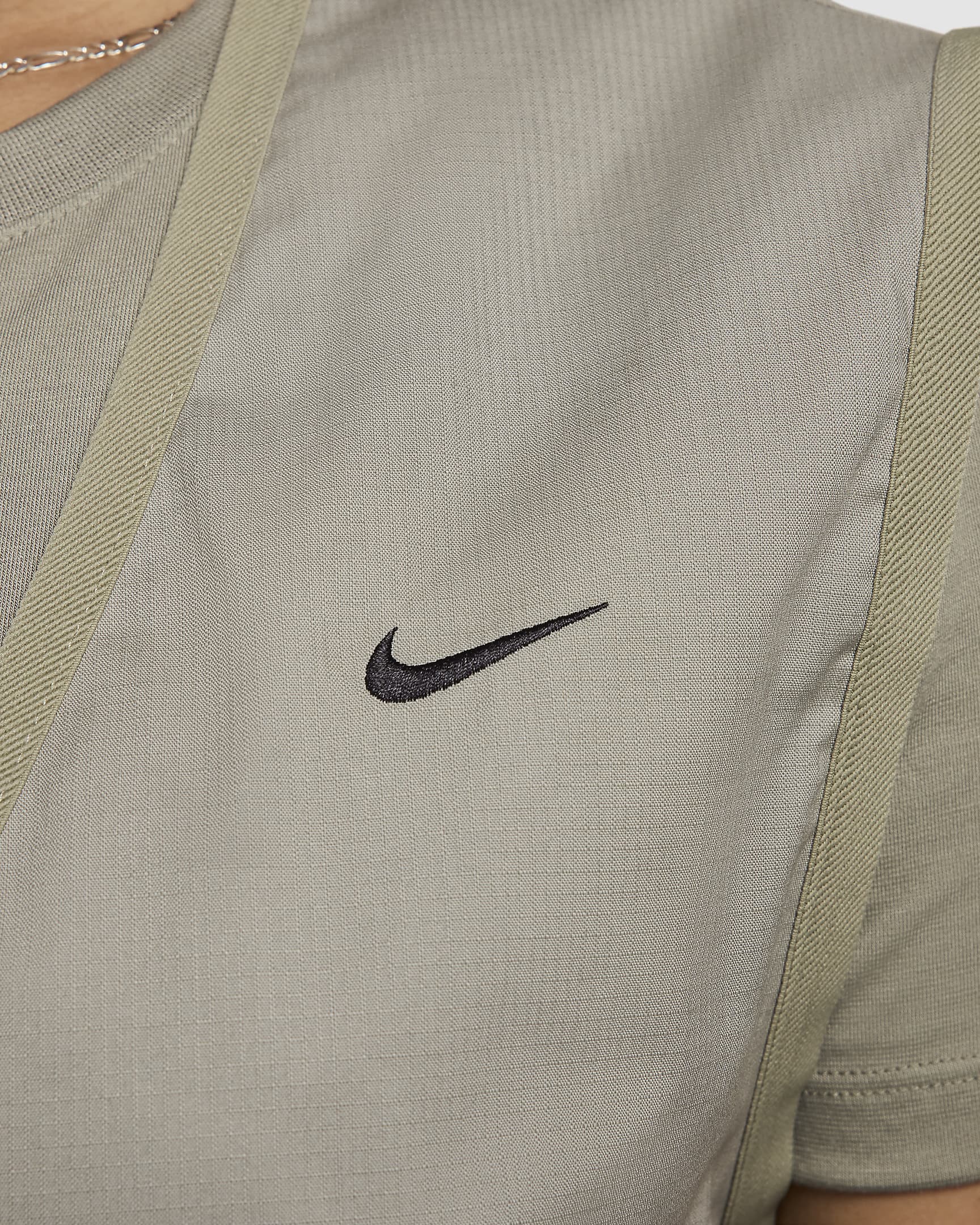 Nike Sportswear Essential ruime geweven bodywarmer met cargozakken voor dames - Light Army/Zwart