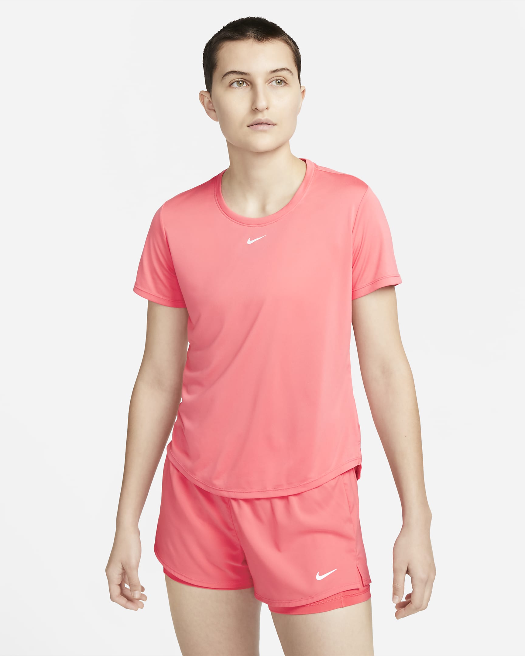 เสื้อยืดแขนสั้นทรงมาตรฐานผู้หญิง Nike Dri-FIT One - Sea Coral/ขาว