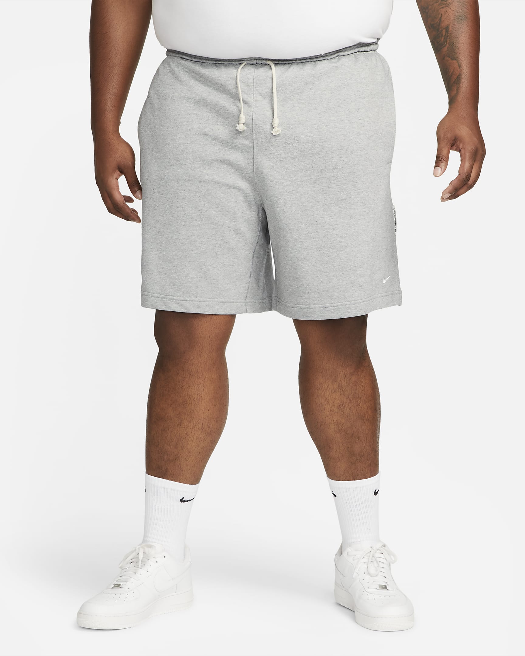 Shorts de básquetbol Dri-FIT de 20 cm para hombre Nike Standard Issue - Gris oscuro jaspeado/Marfil pálido