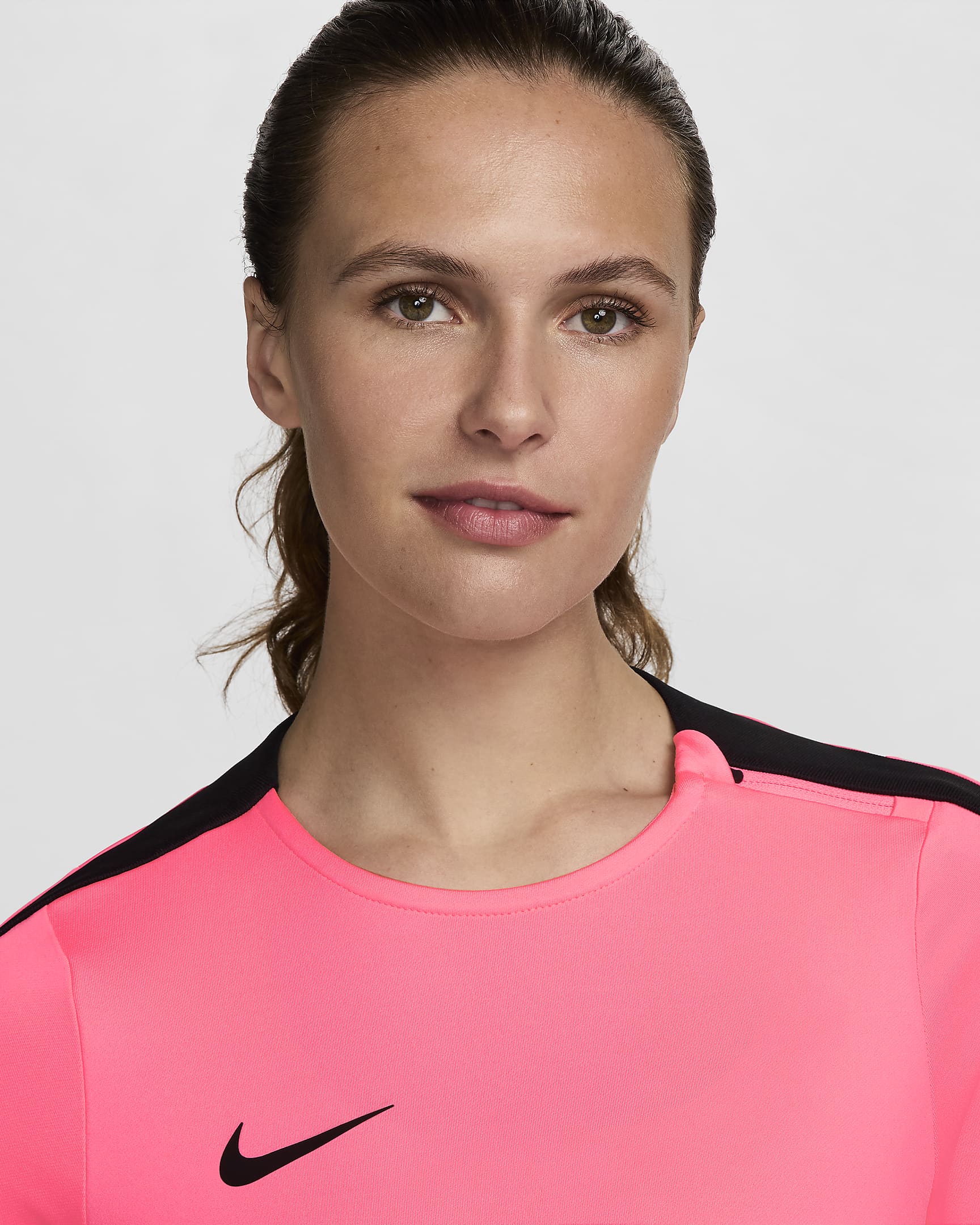 Damska koszulka piłkarska z półokrągłym dekoltem Dri-FIT Nike Strike - Sunset Pulse/Czerń/Czerń