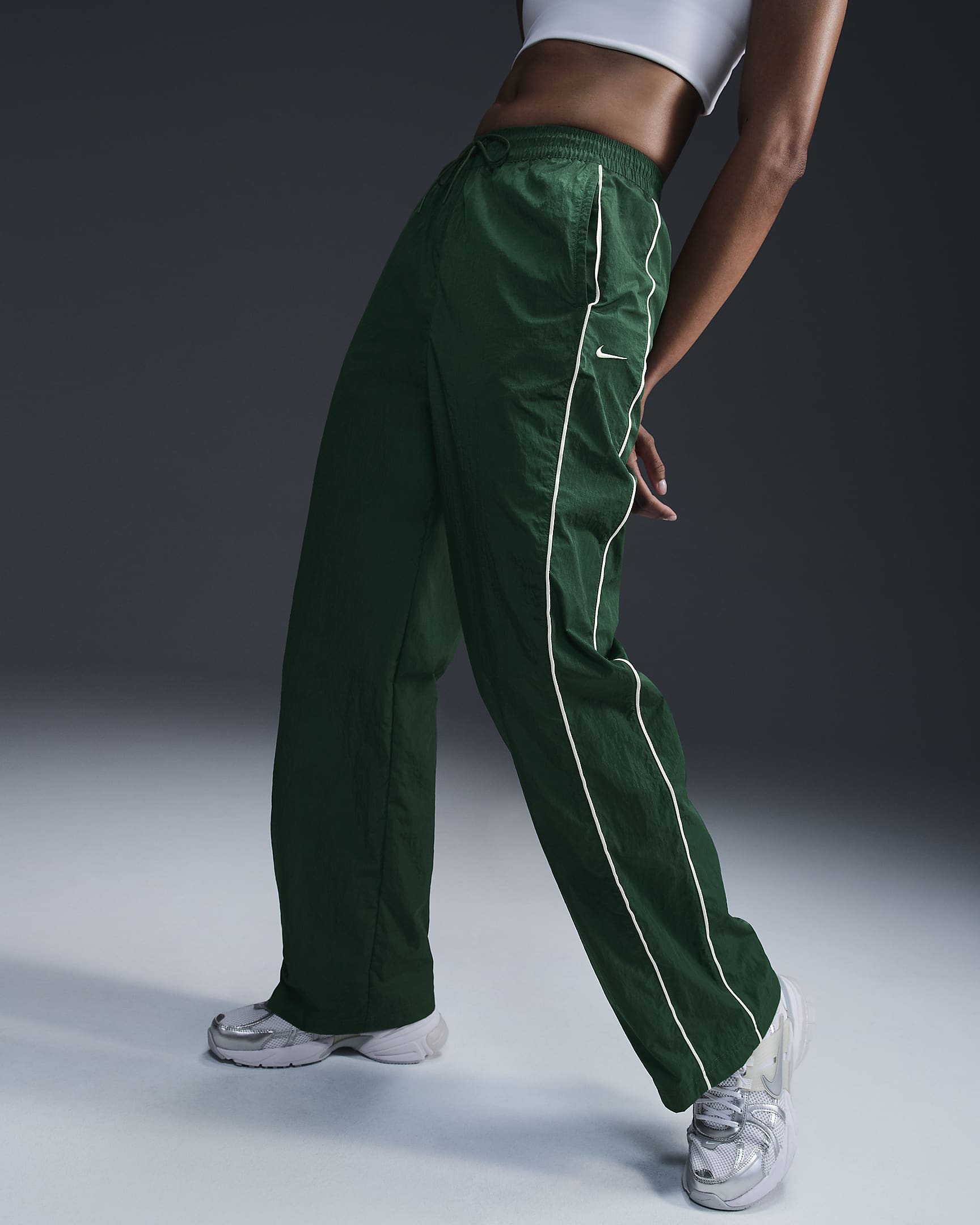 Pantalon taille haute en tissu tissé à ourlet ouvert Nike Windrunner pour femme - Gorge Green/Sail