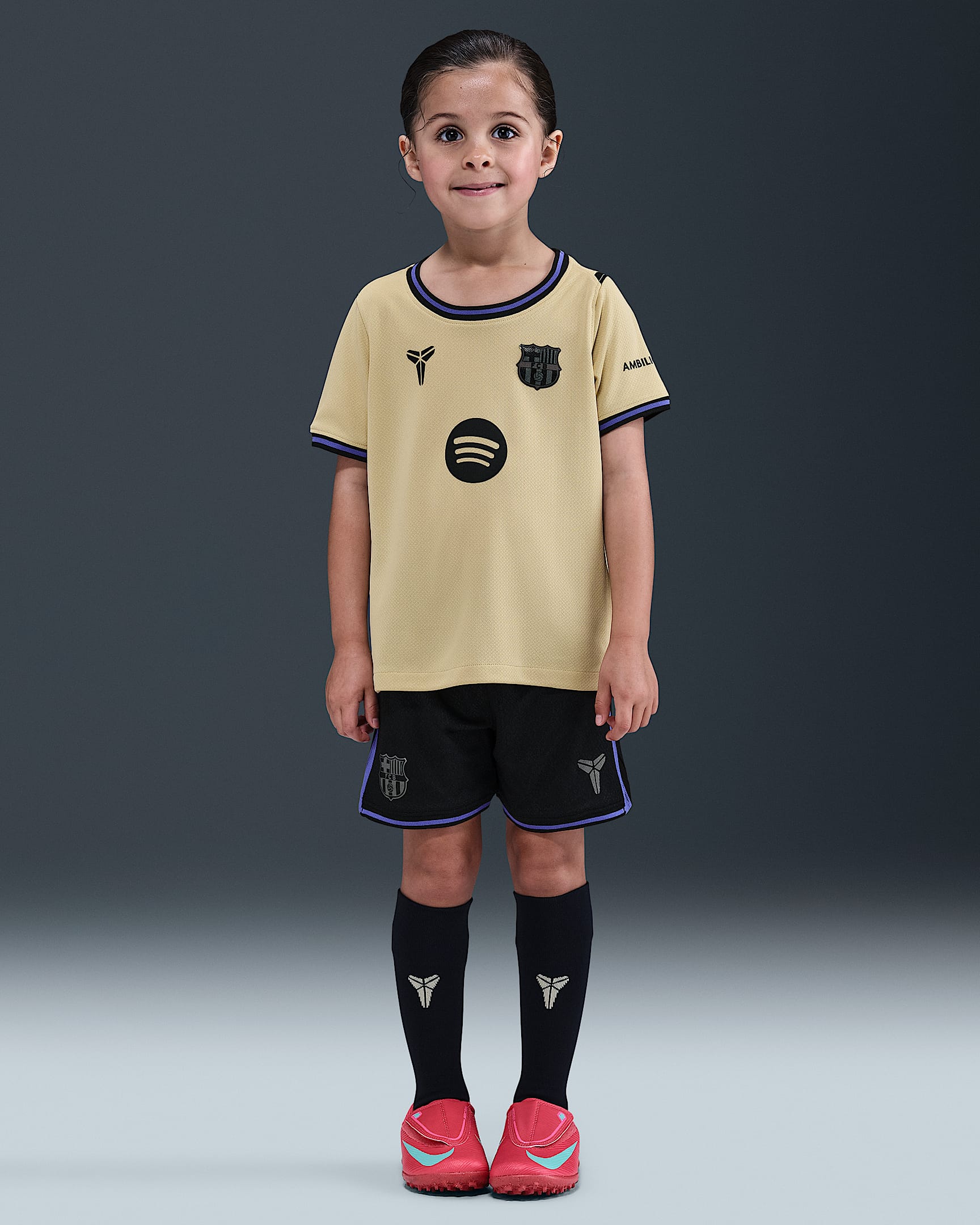 FC Barcelona 2025/26 Stadium Away dreiteiliges Kobe Replika-Fußballtrikot-Set (jüngere Kinder) - Team Gold/Persian Violet/Schwarz/Schwarz