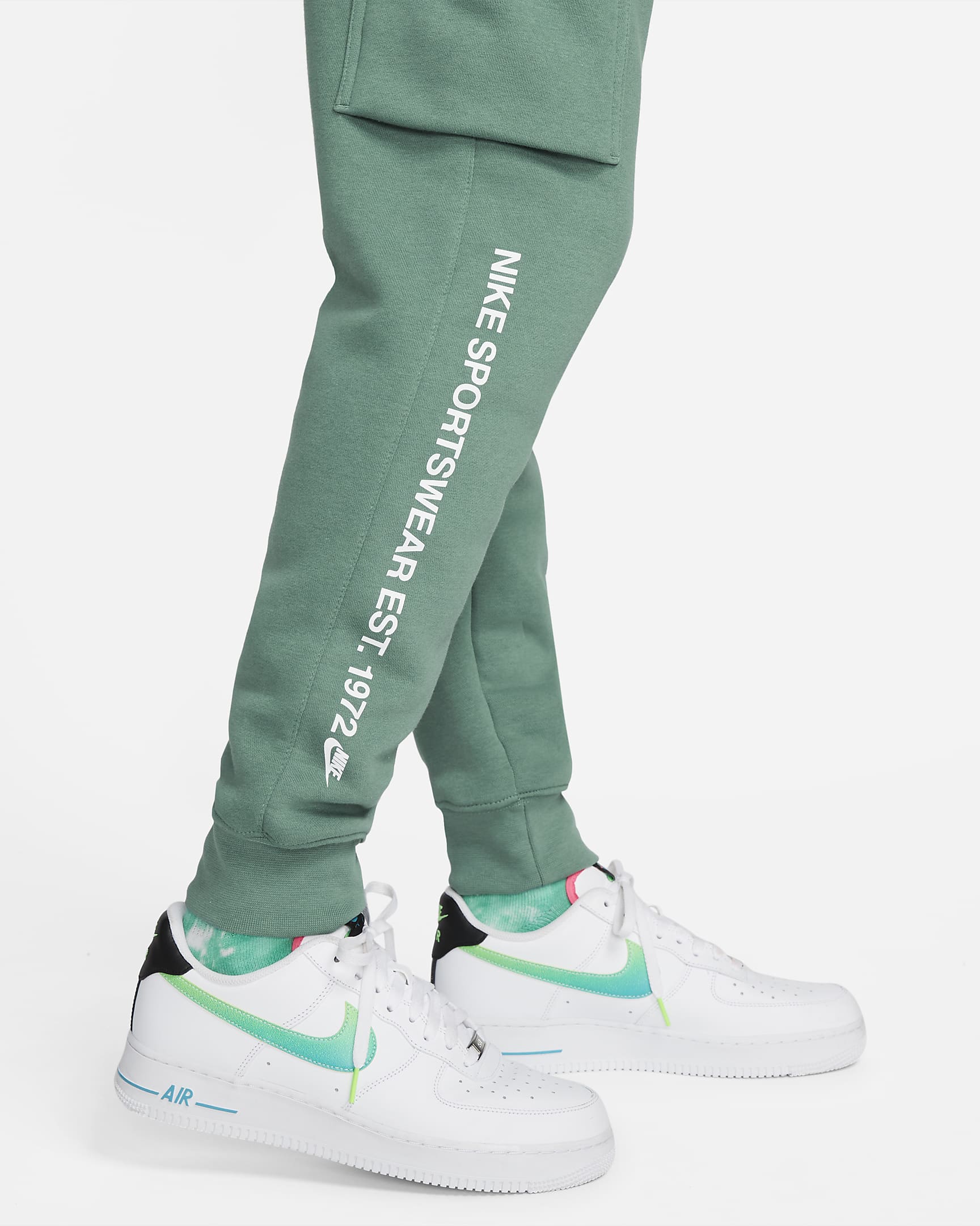 Nike Sportswear Standard Issue Men's Cargo Trousers. Nike SE