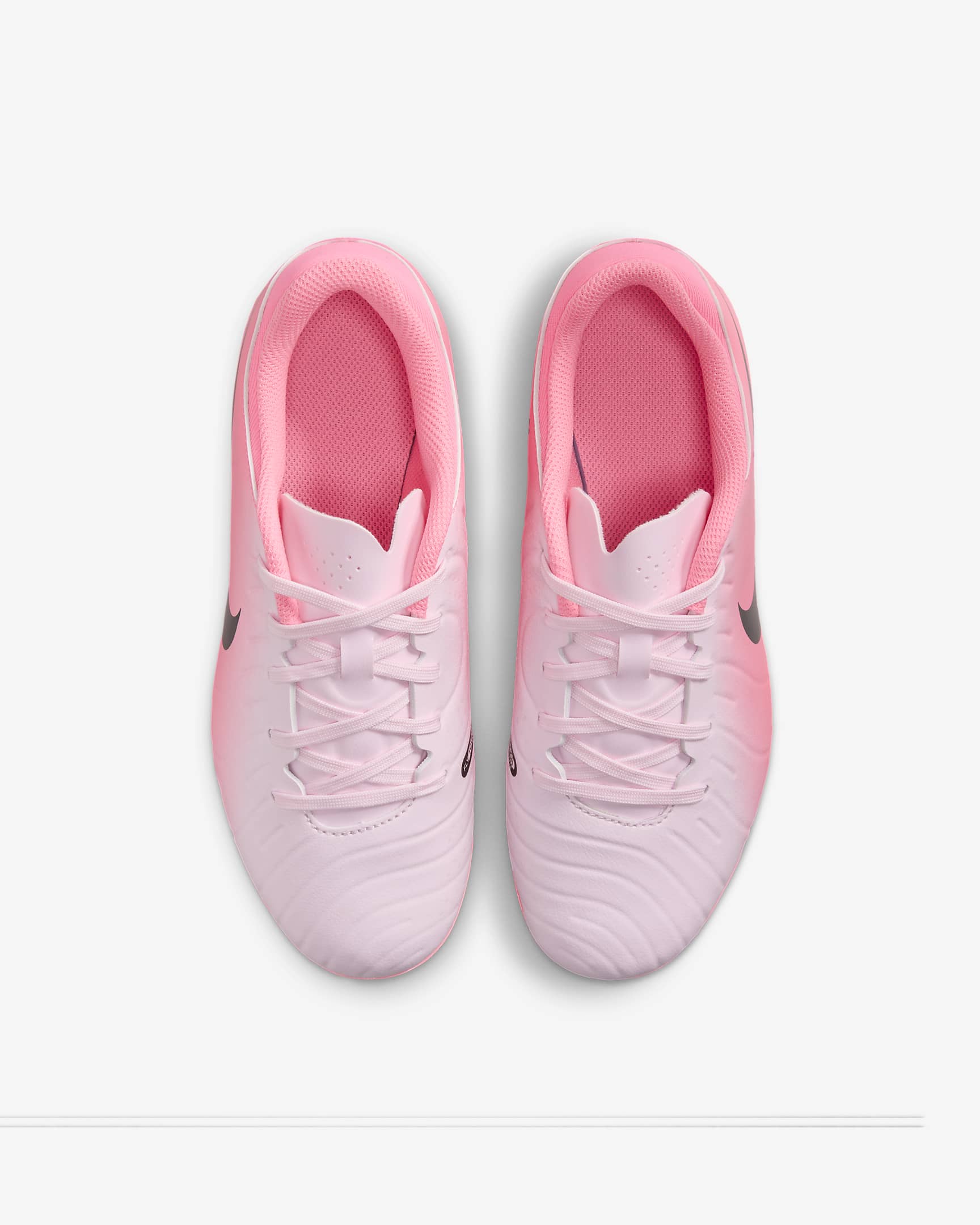 Tacos de fútbol de corte low para terrenos múltiples para niños de preescolar y grandes Nike Jr. Tiempo Legend 10 Academy - Espuma rosa/Negro