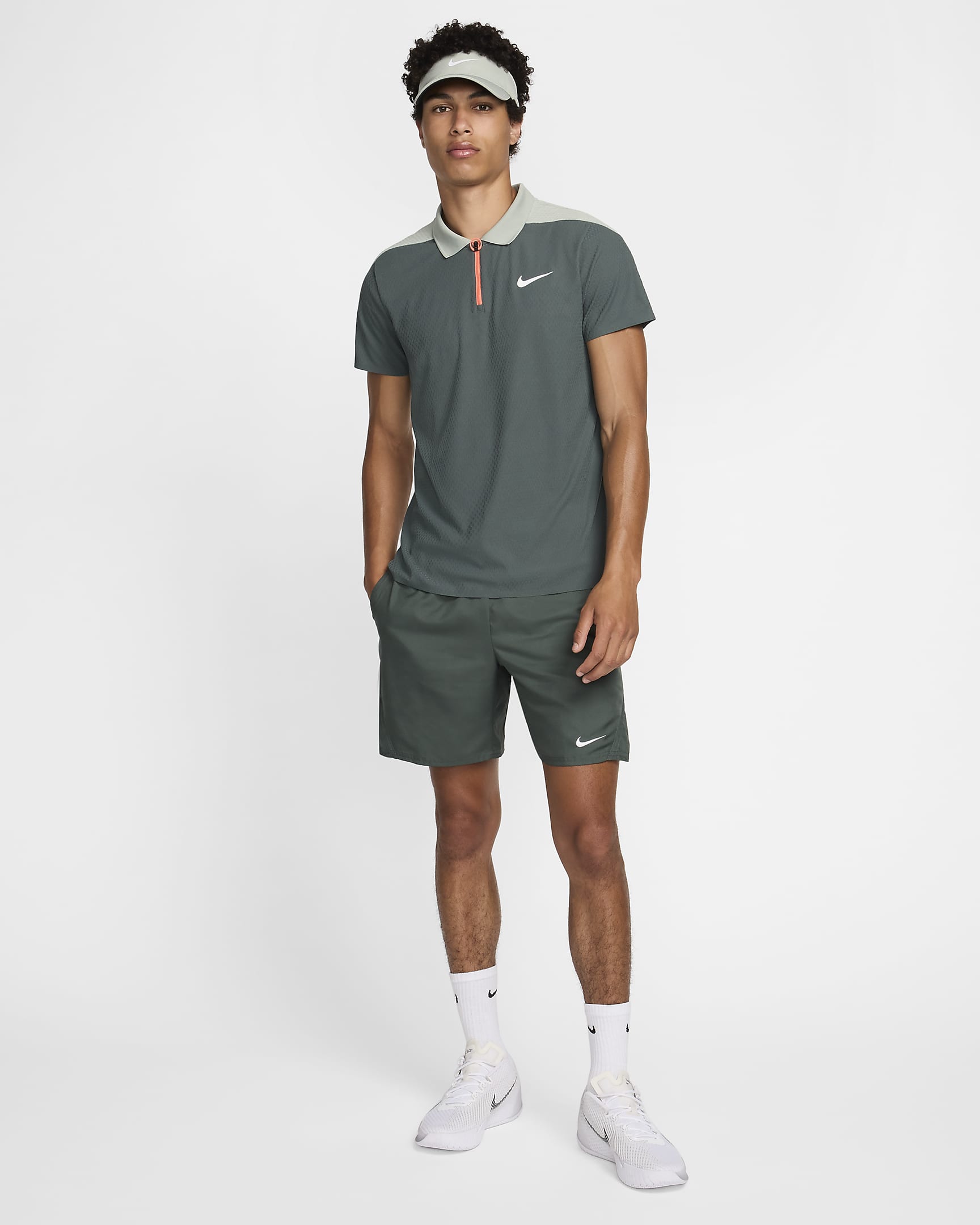 NikeCourt Victory Dri-FIT Herren-Tennisshorts (ca. 18 cm) - Vintage Green/Weiß