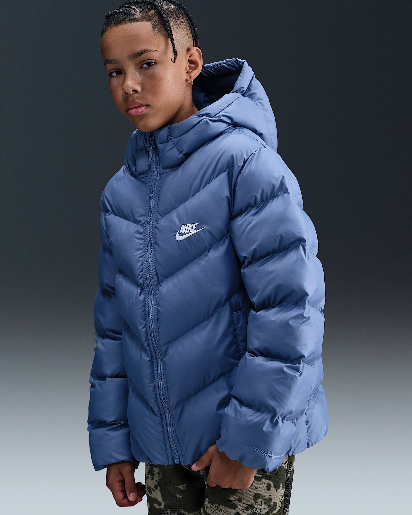 Nike Sportswear All Day Play Therma-FIT laza fazonú pufikabát nagyobb gyerekeknek - World Indigo/Fehér